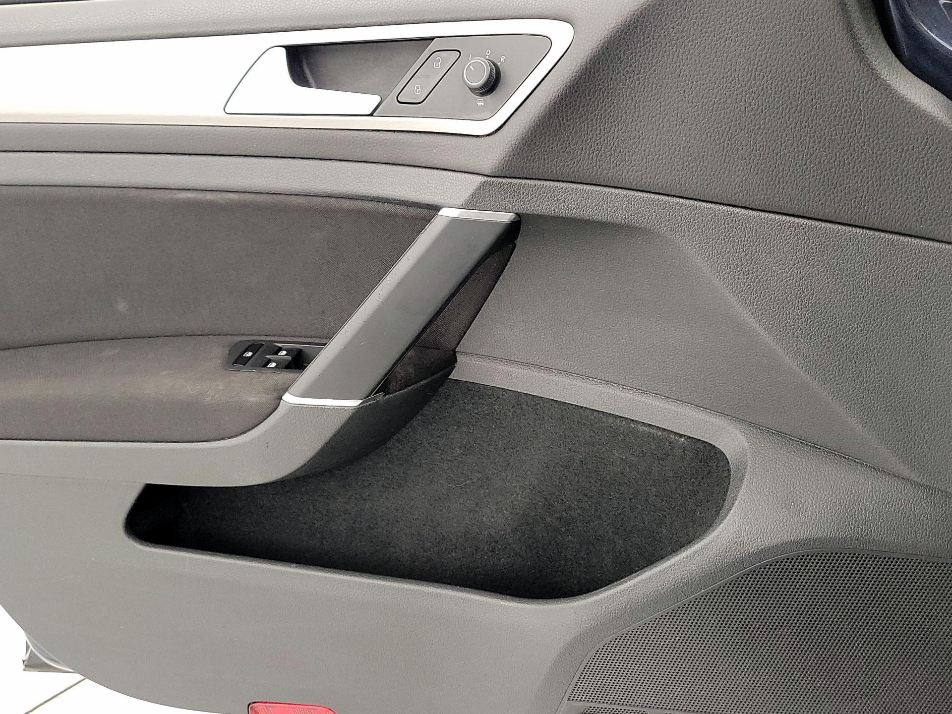 Thumbnail: 2016 Volkswagen Golf - 12