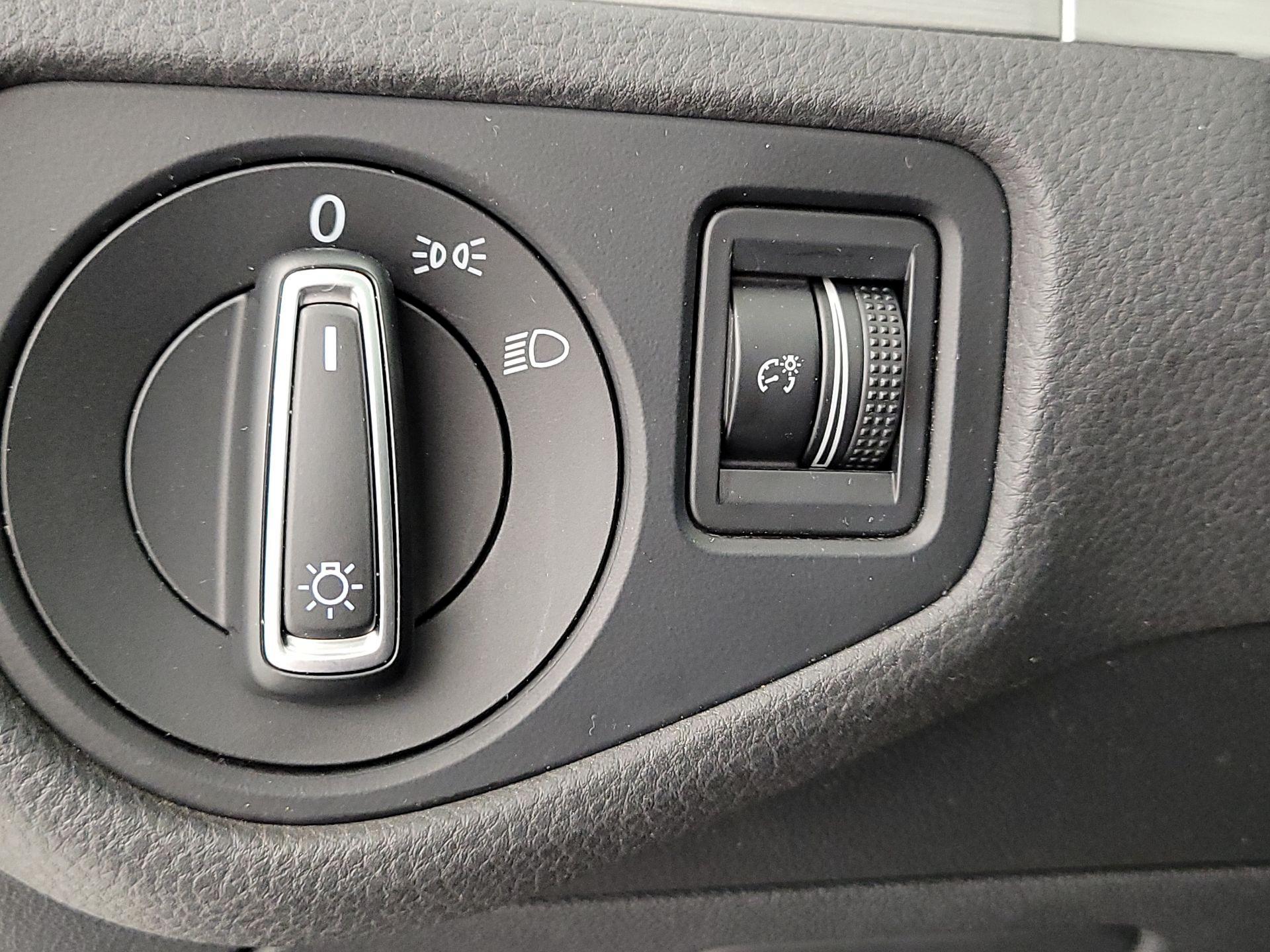 Thumbnail: 2016 Volkswagen Golf - 13