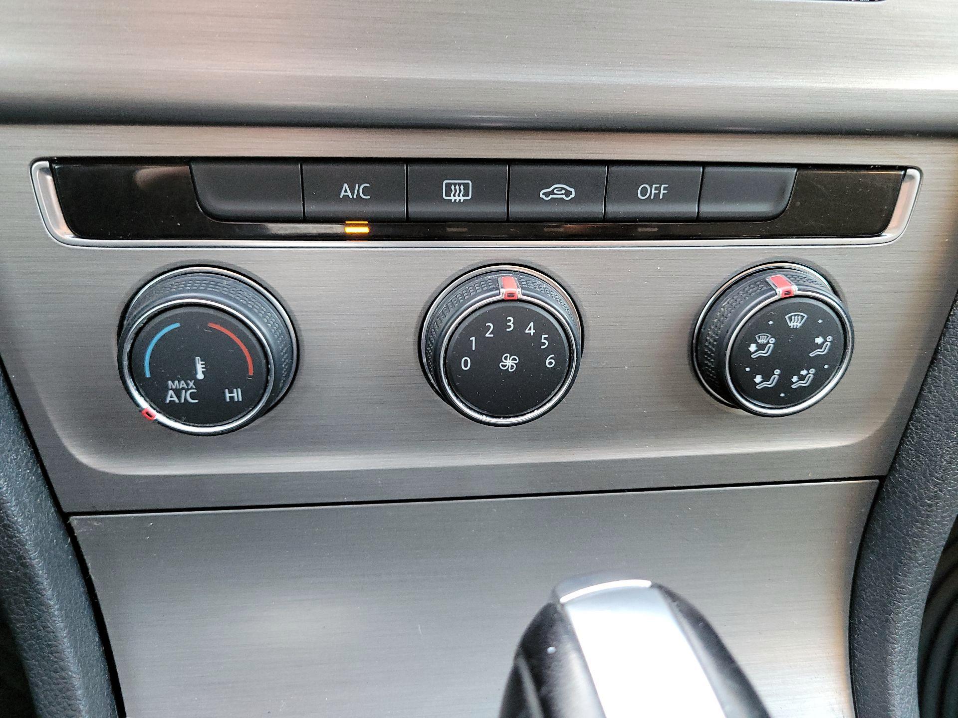 Thumbnail: 2016 Volkswagen Golf - 16