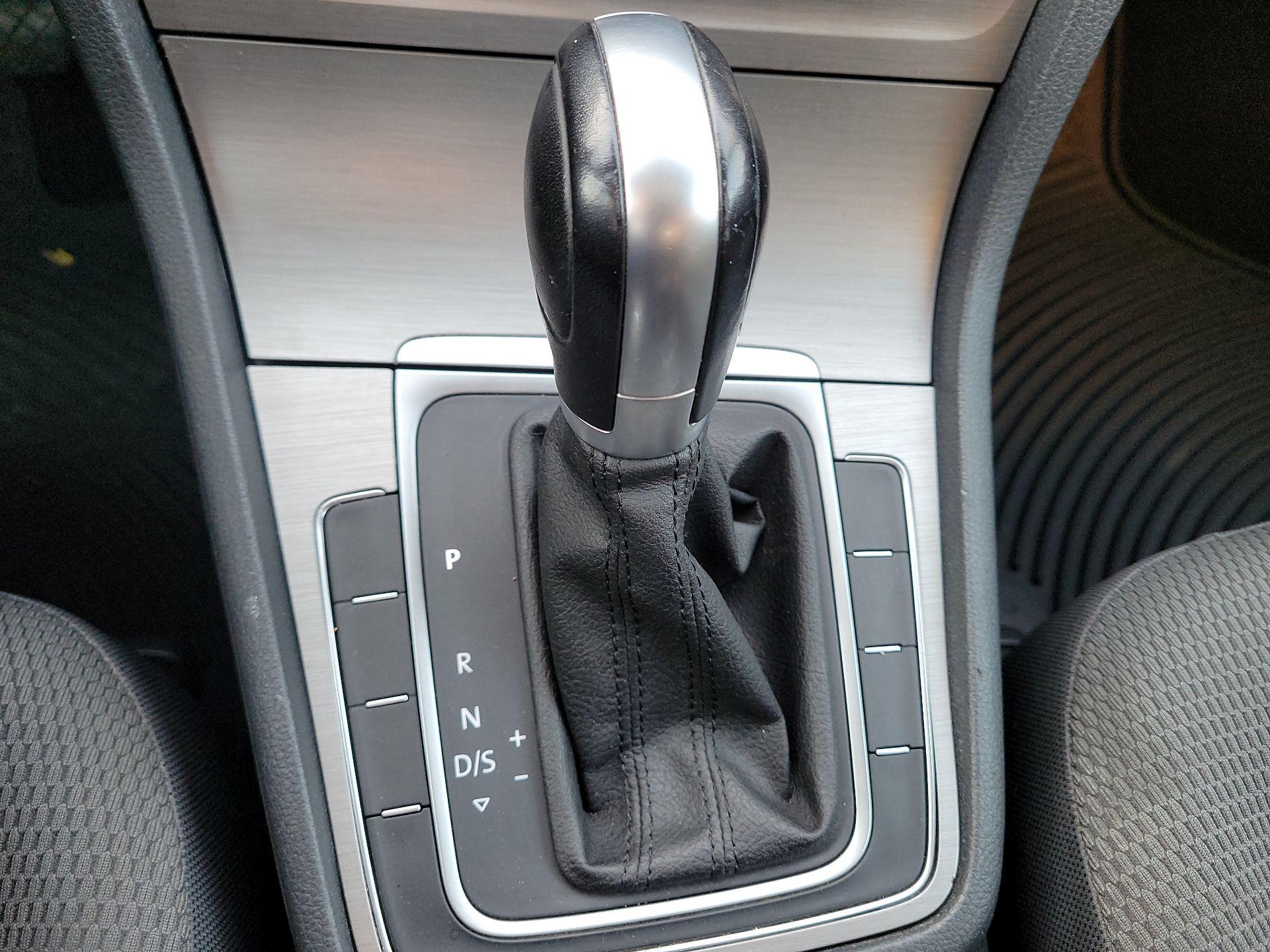 Thumbnail: 2016 Volkswagen Golf - 17