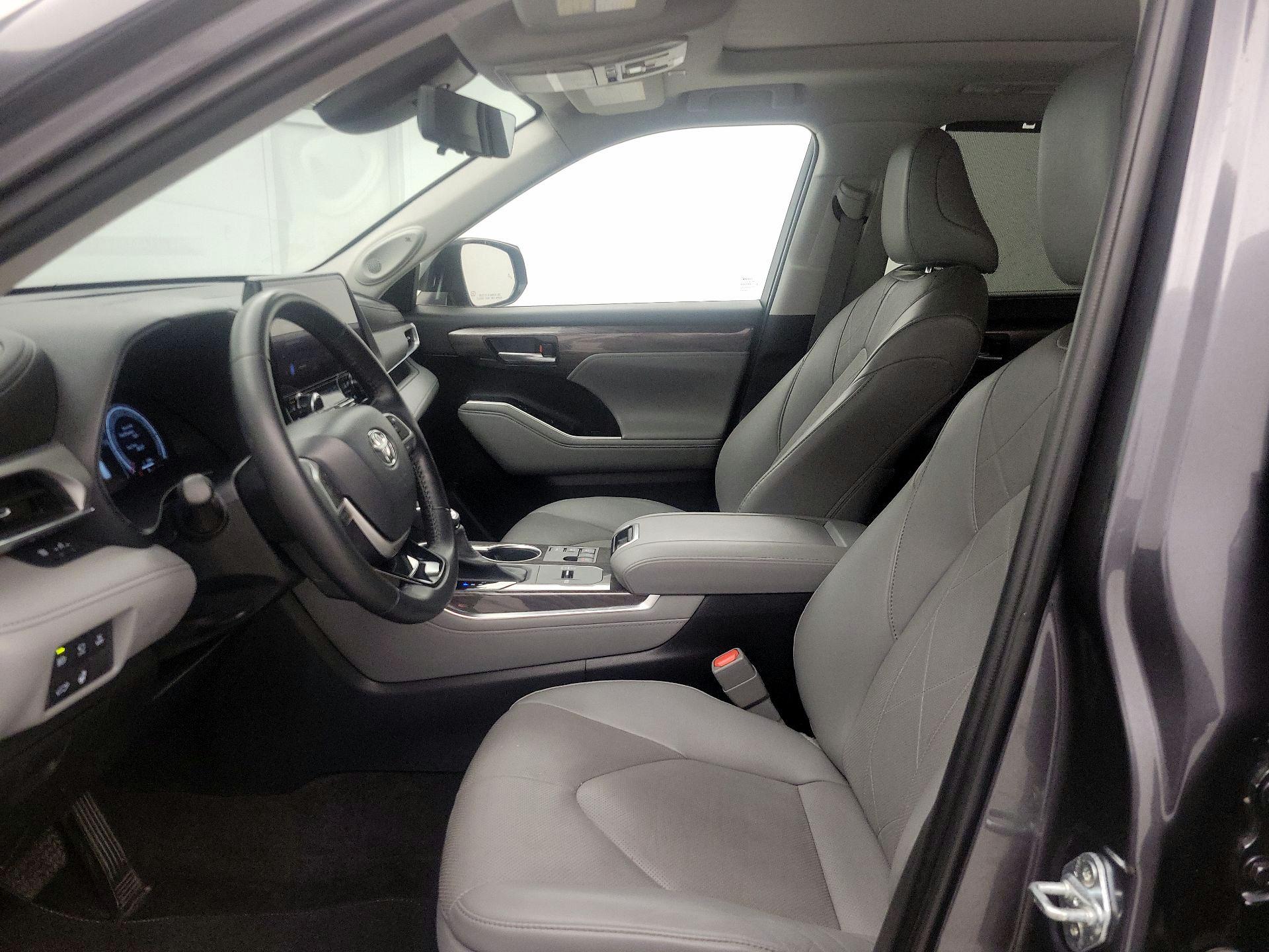 Thumbnail: 2023 Toyota Highlander - 11