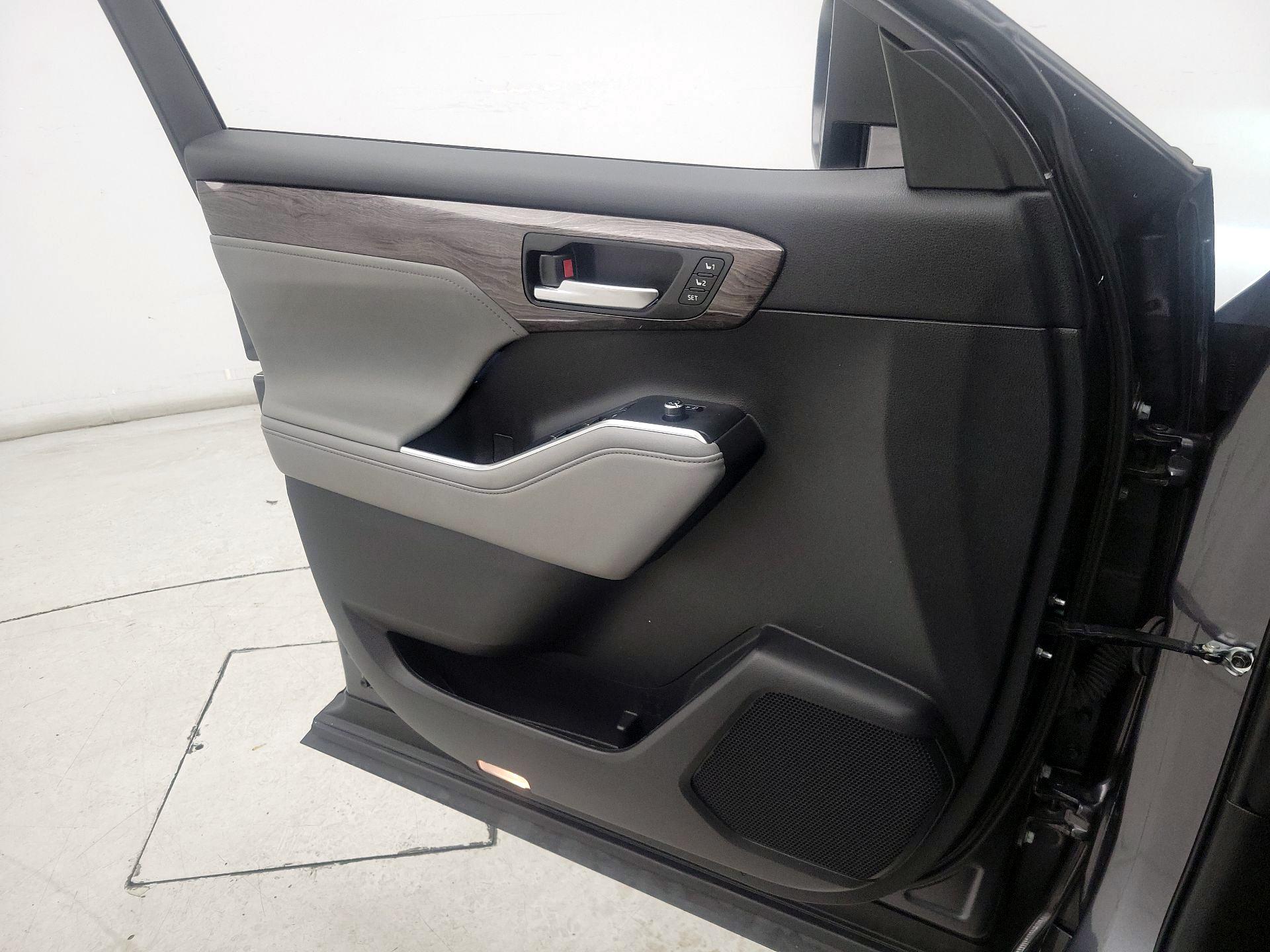 Thumbnail: 2023 Toyota Highlander - 12