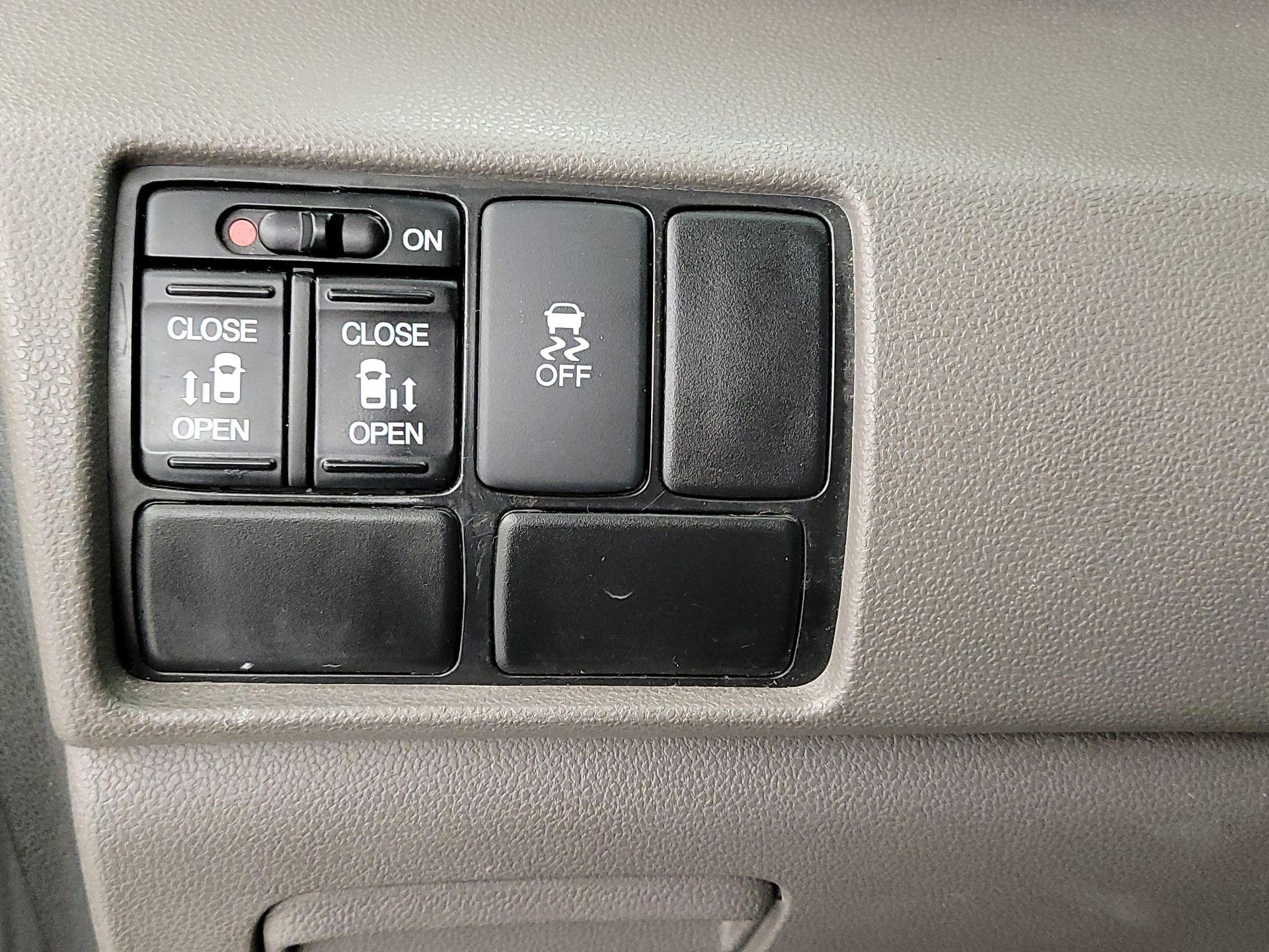 Thumbnail: 2015 Honda Odyssey - 13