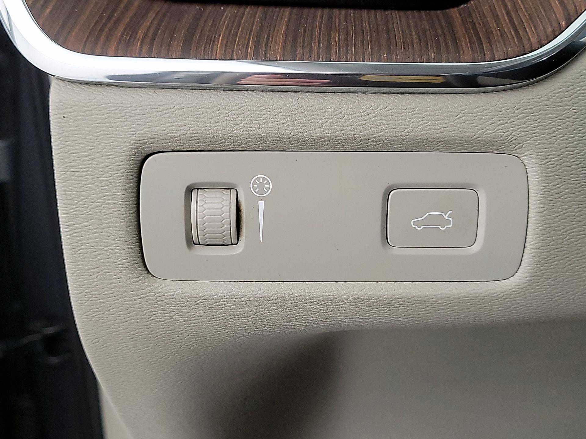 Thumbnail: 2019 Volvo XC60 - 13