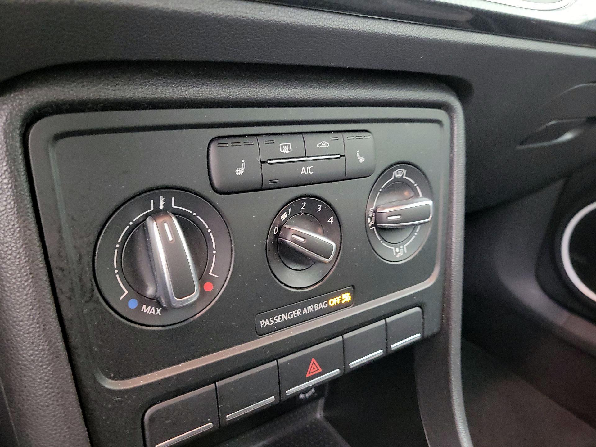 Thumbnail: 2014 Volkswagen Beetle - 15