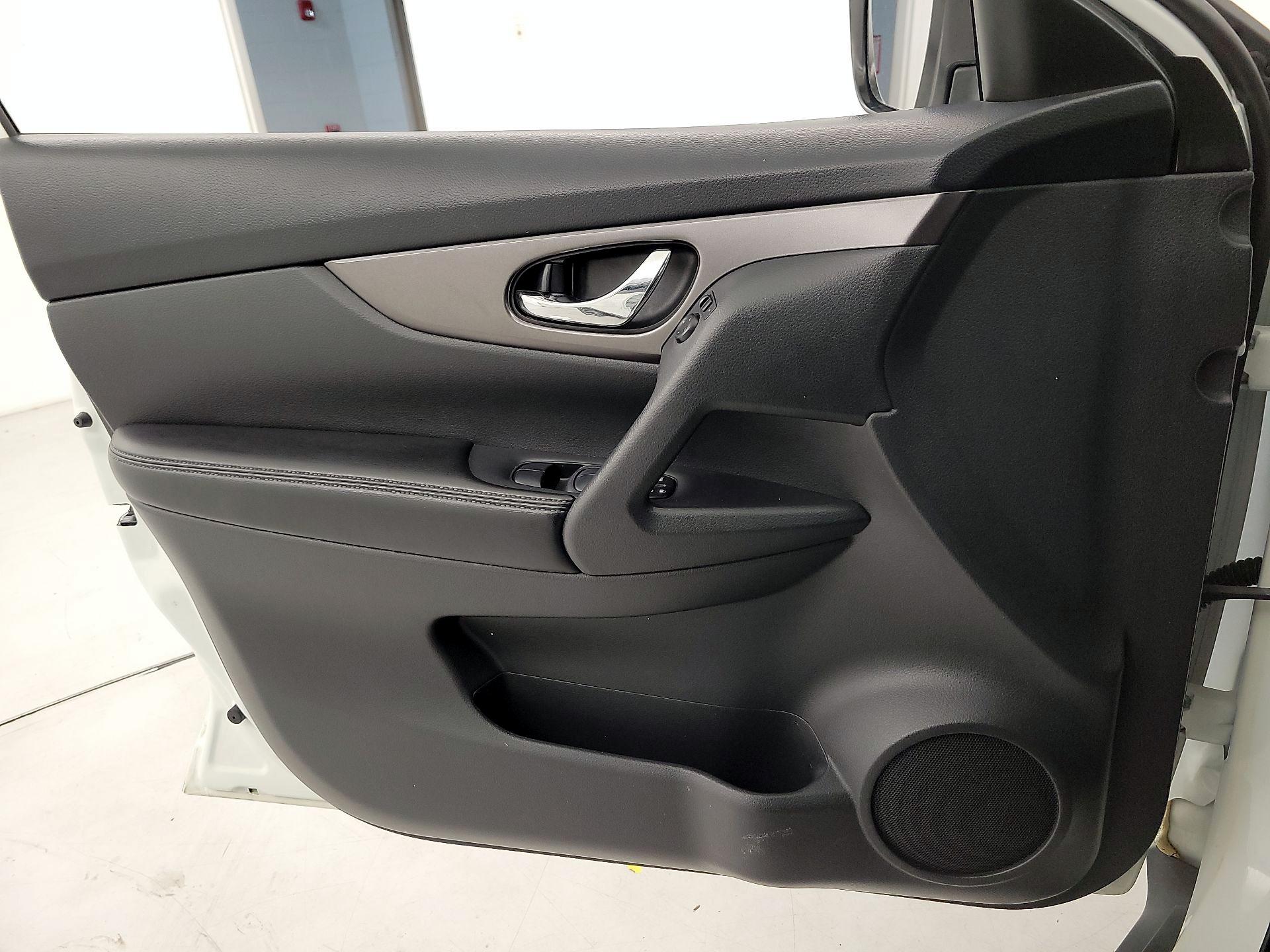 Thumbnail: 2015 Nissan Rogue - 12