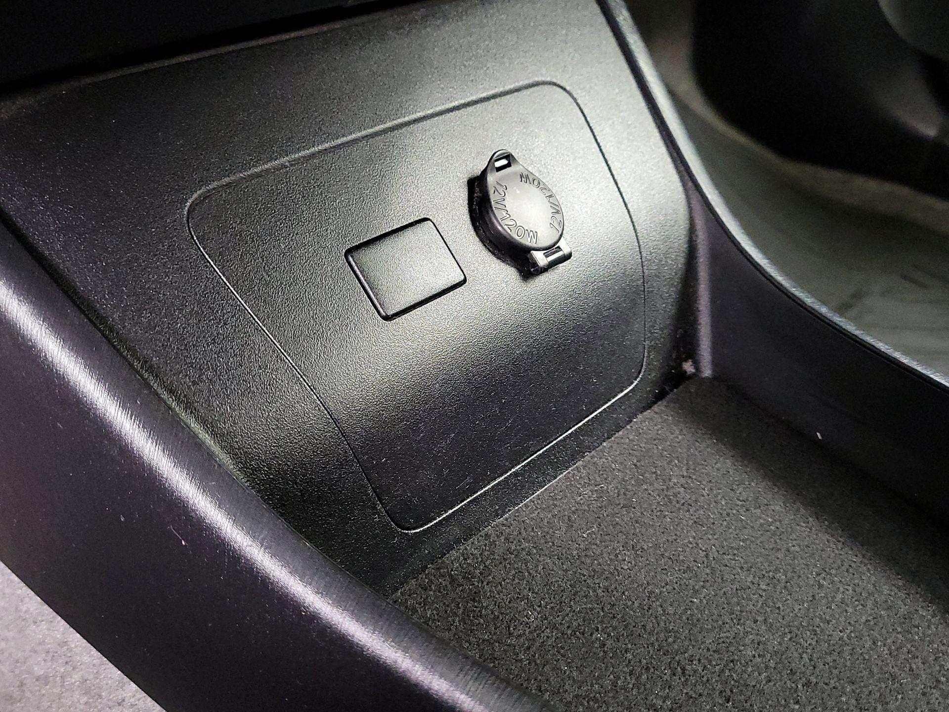 Thumbnail: 2015 Toyota Prius - 18