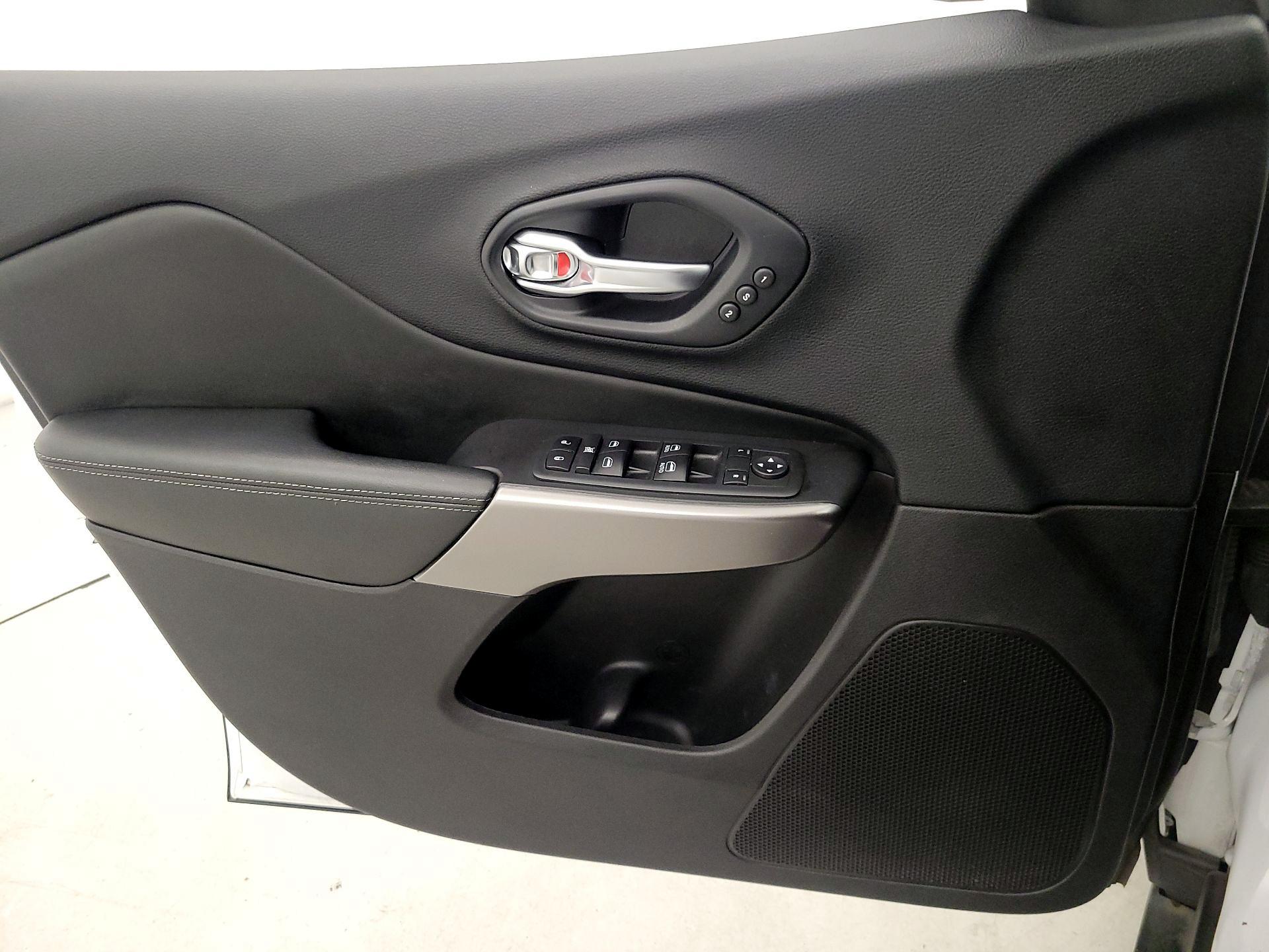 Thumbnail: 2020 Jeep Cherokee - 12