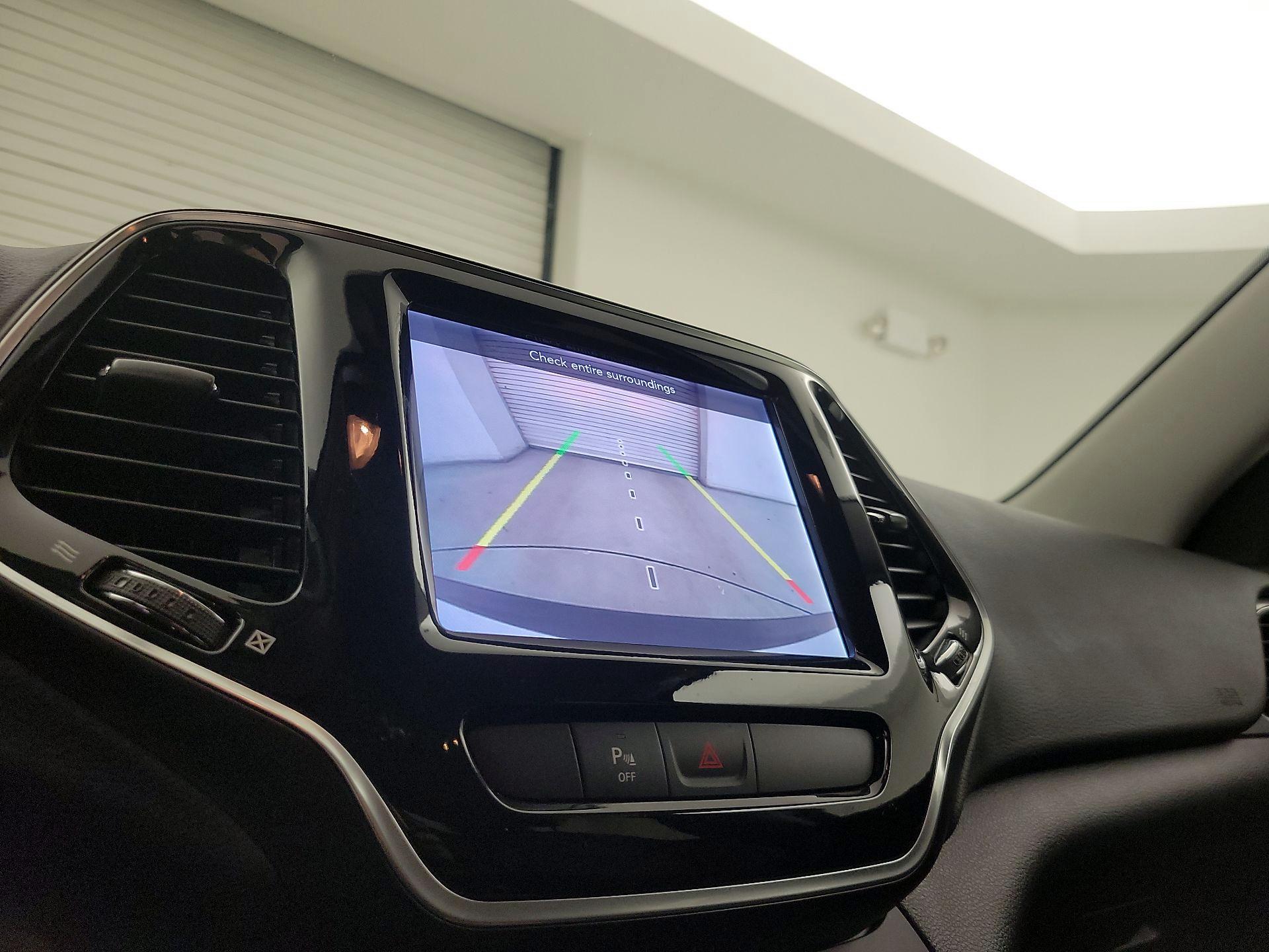 Thumbnail: 2020 Jeep Cherokee - 14