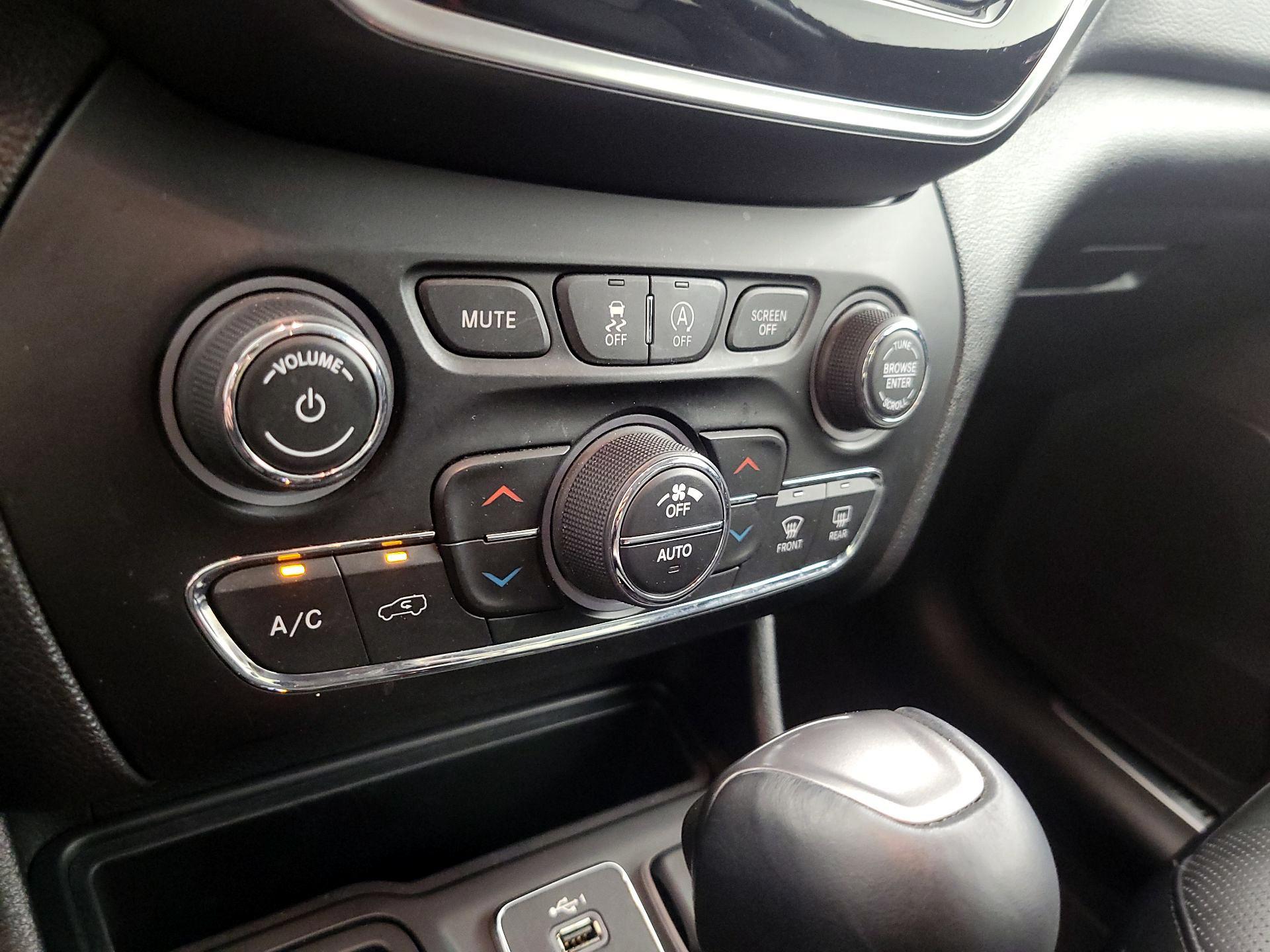 Thumbnail: 2020 Jeep Cherokee - 16