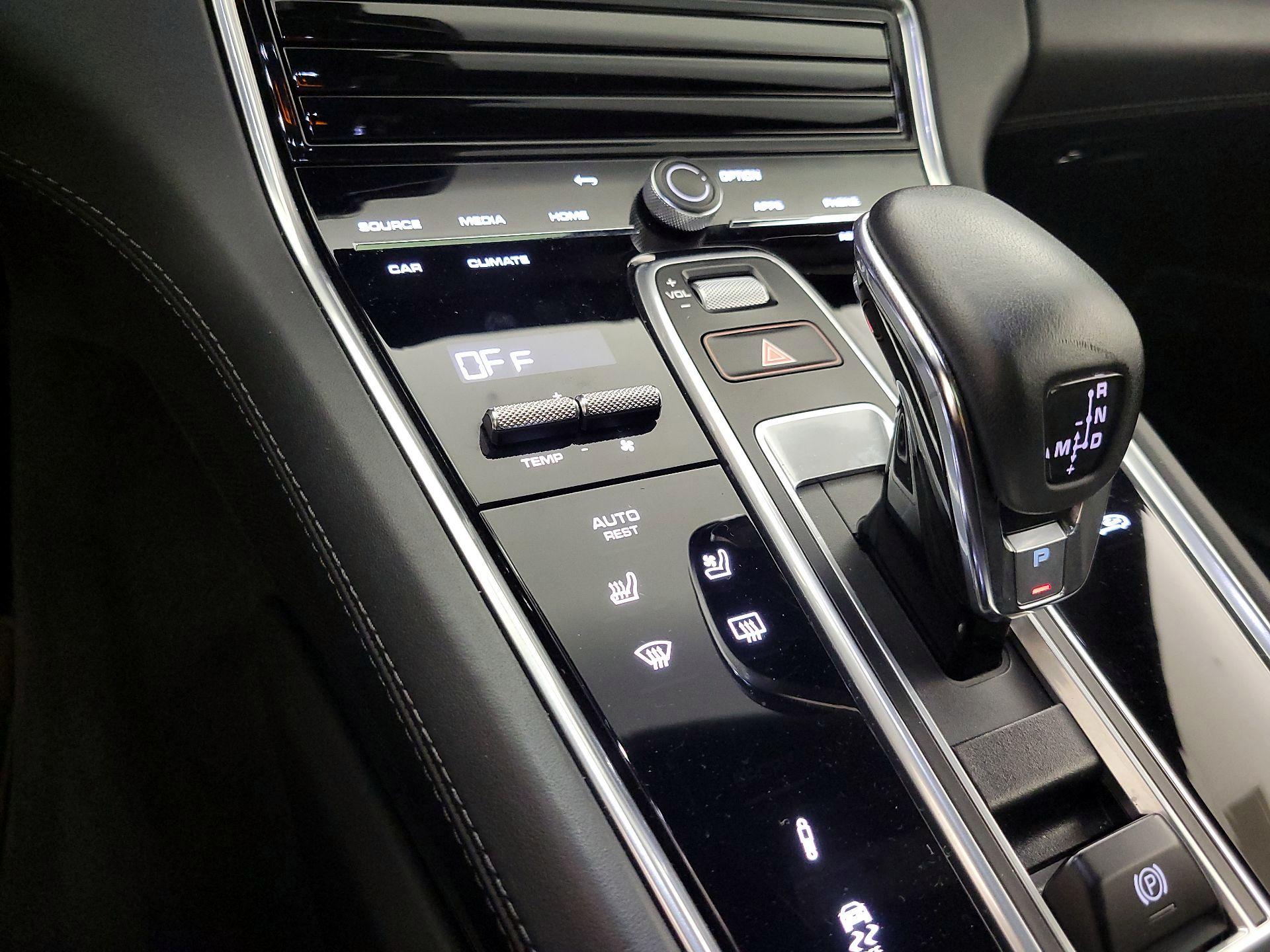 Thumbnail: 2022 Porsche Panamera - 17