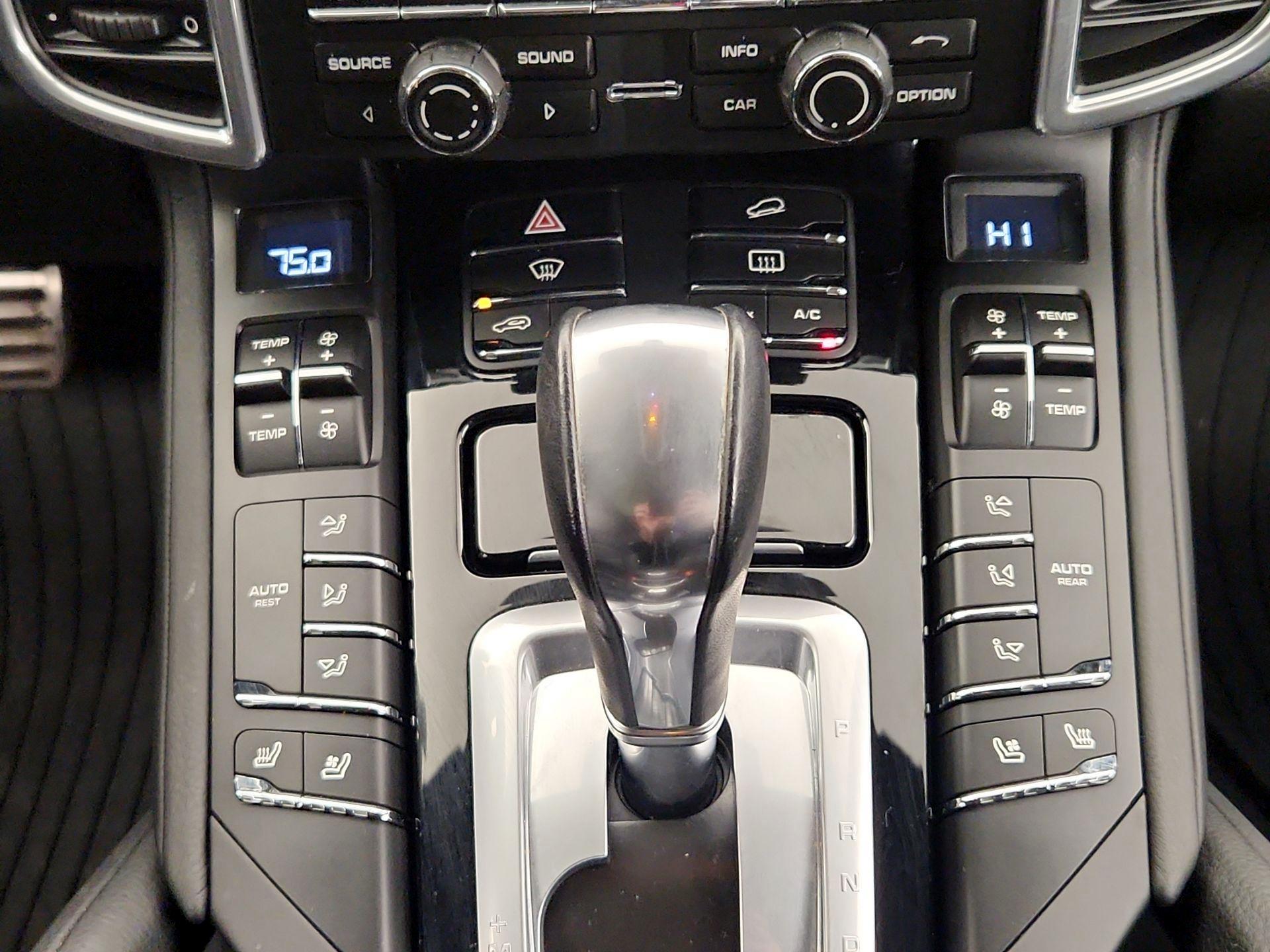 Thumbnail: 2015 Porsche Cayenne - 16