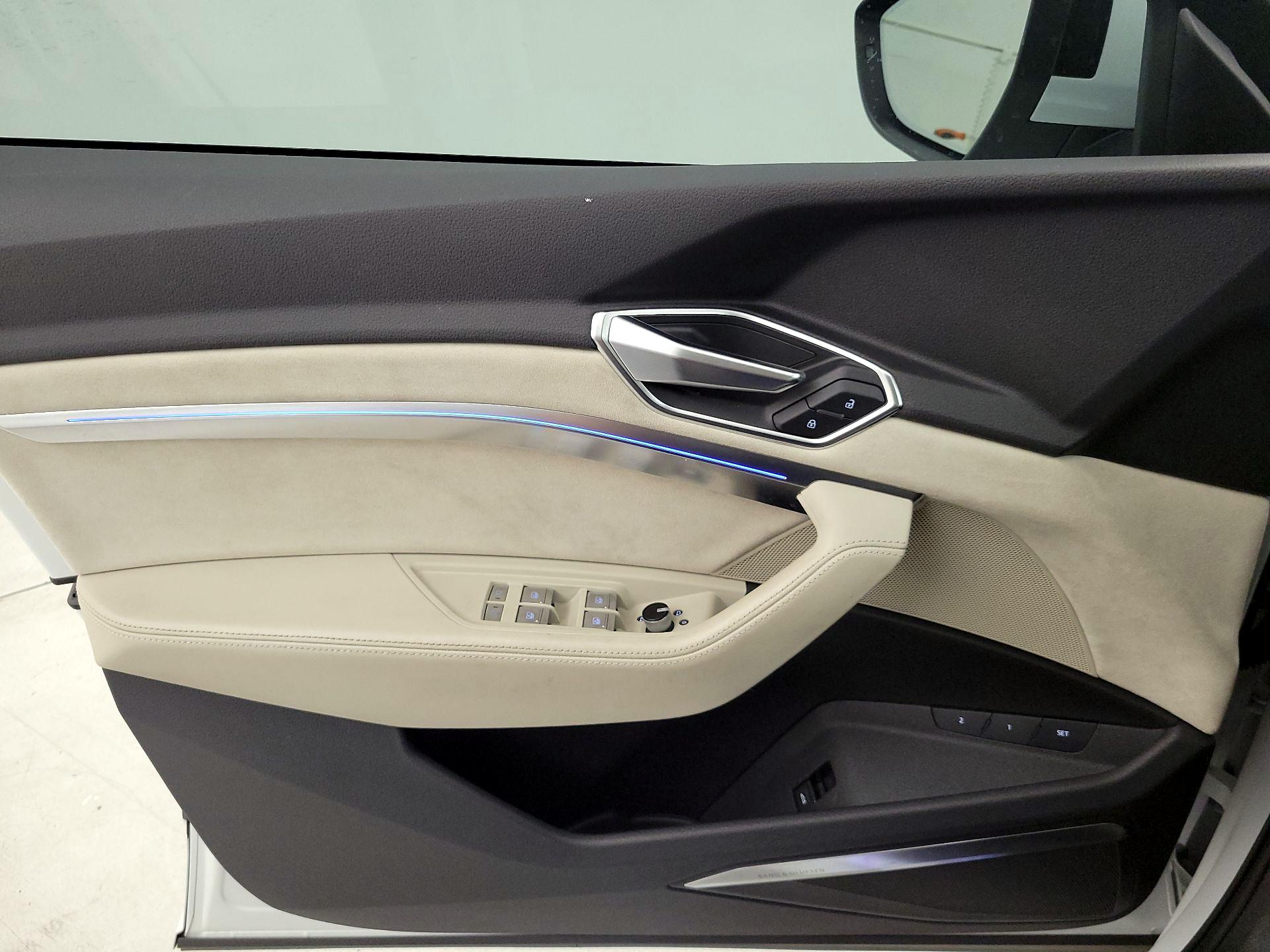 Thumbnail: 2021 Audi e-tron S - 12