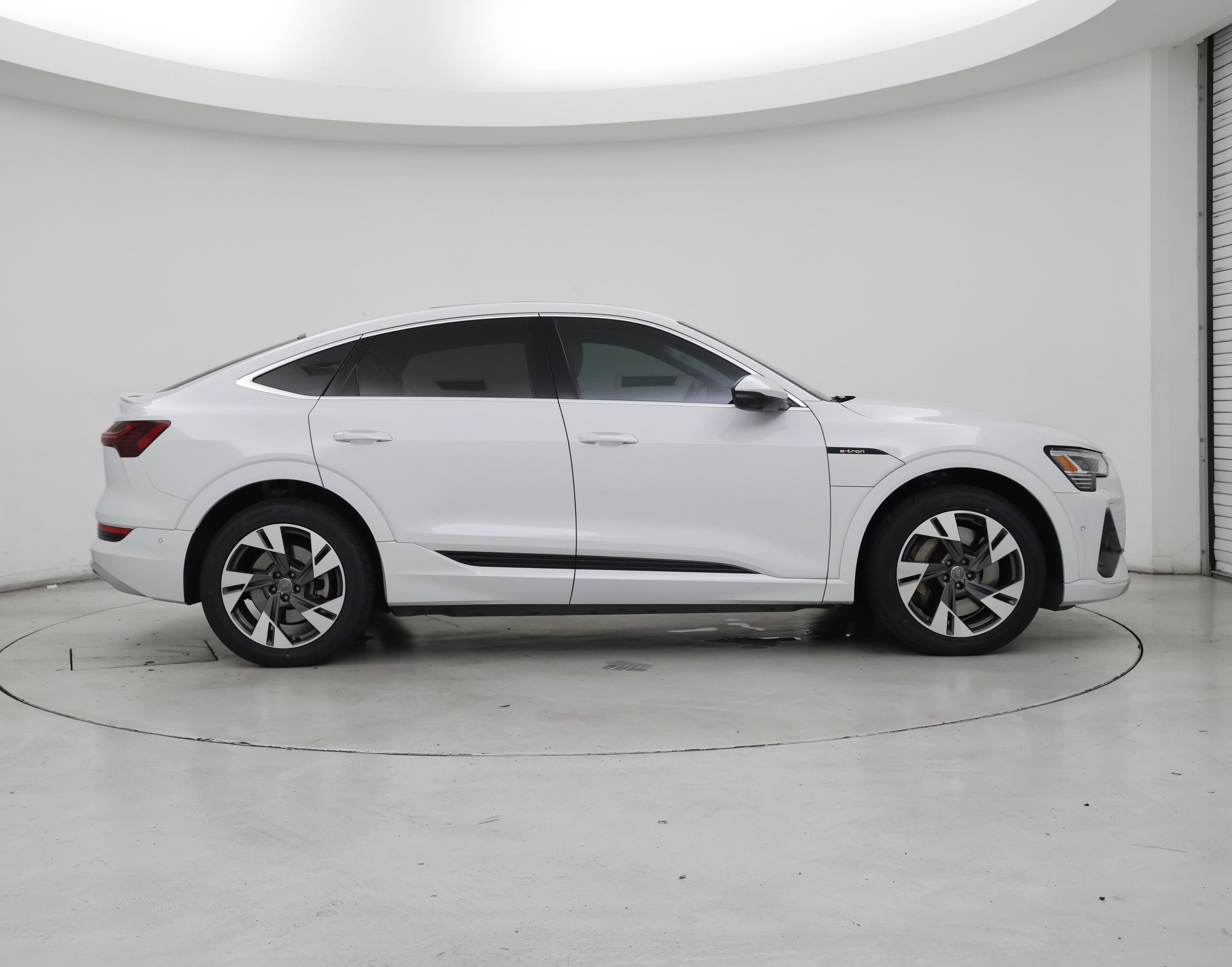 Thumbnail: 2021 Audi e-tron S - 7