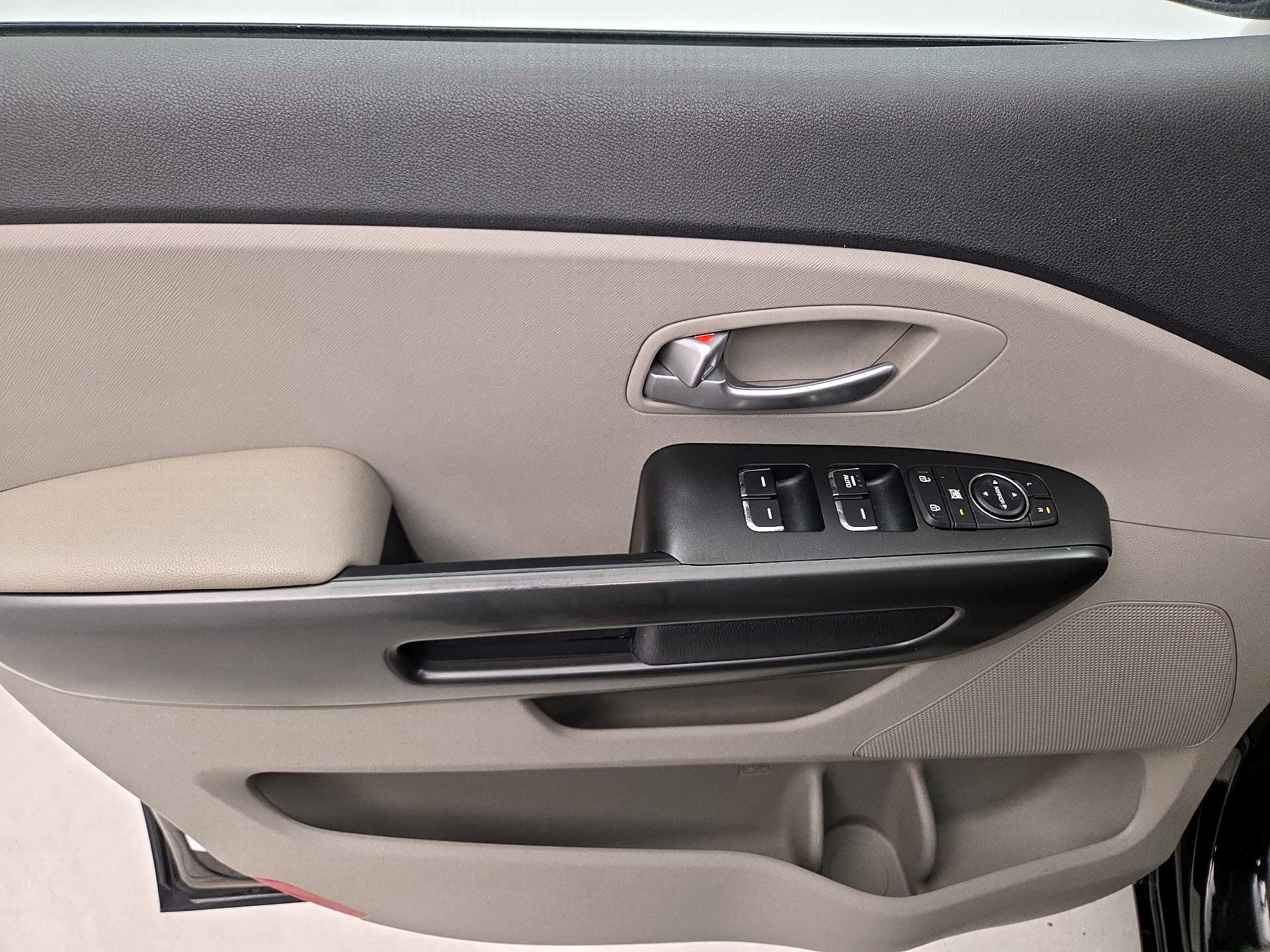 Thumbnail: 2020 Kia Sedona - 12