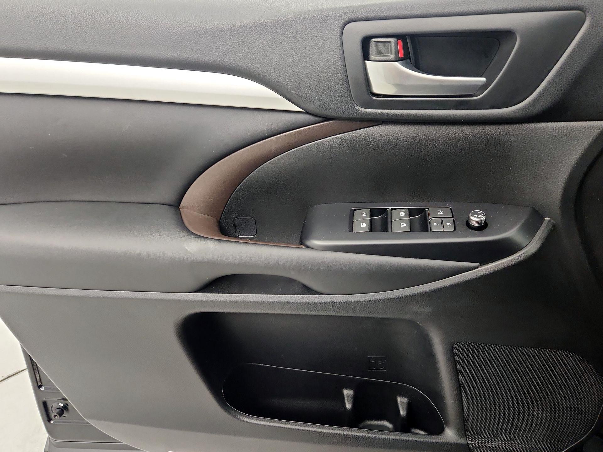 Thumbnail: 2016 Toyota Highlander - 12