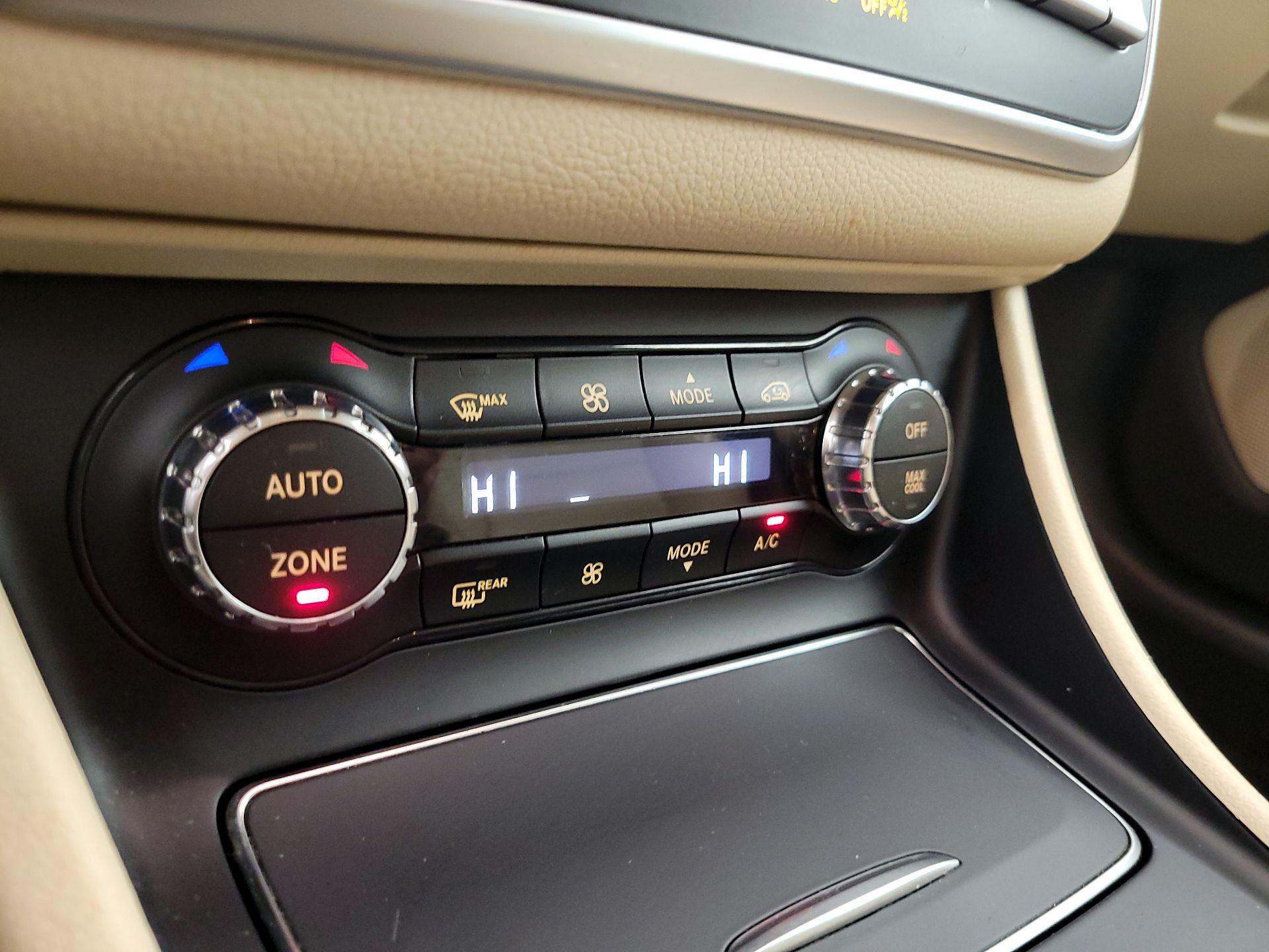 Thumbnail: 2019 Mercedes-Benz GLA - 16