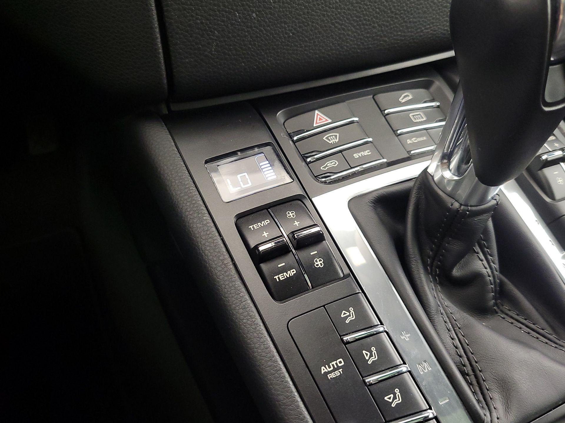 Thumbnail: 2017 Porsche Macan - 16