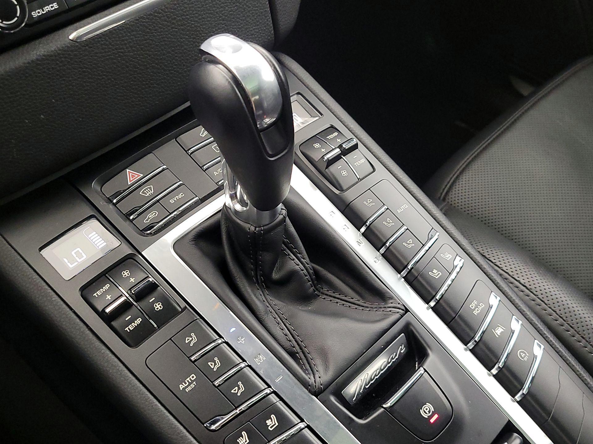 Thumbnail: 2017 Porsche Macan - 17