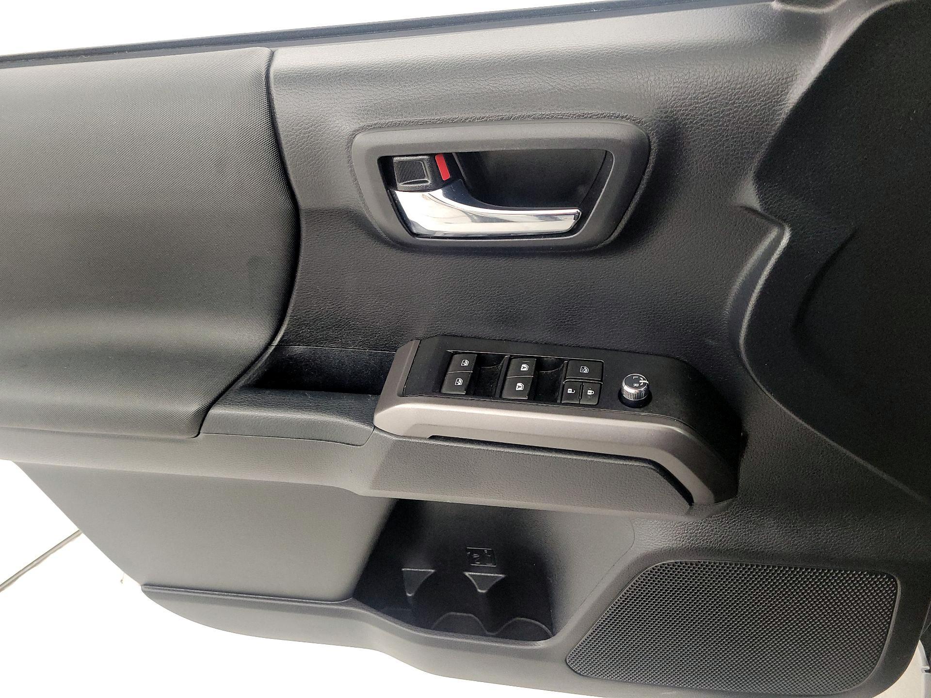 Thumbnail: 2018 Toyota Tacoma - 12