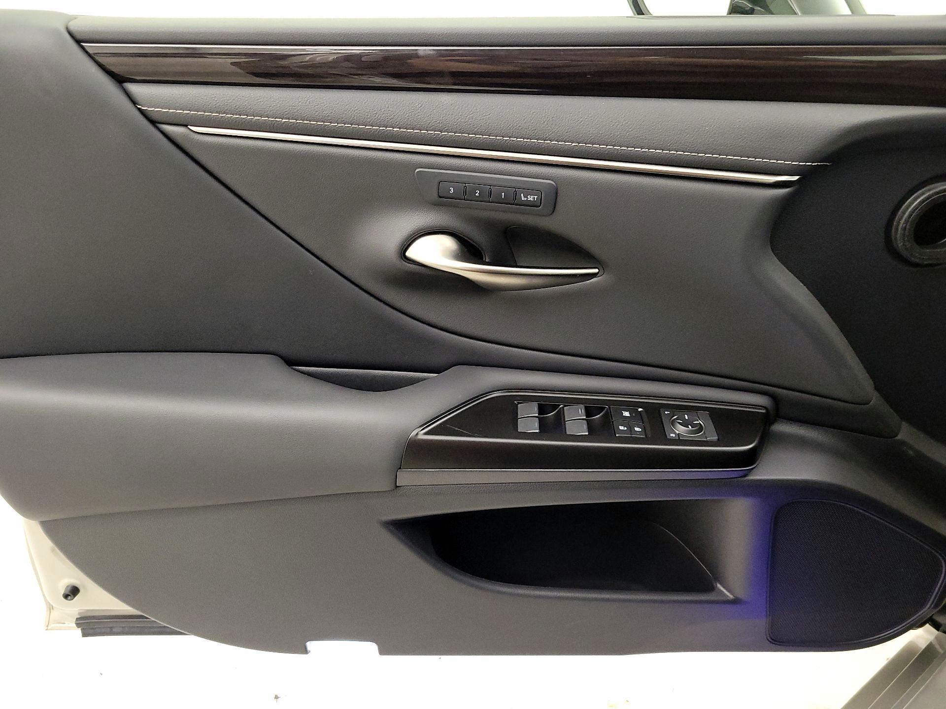 Thumbnail: 2019 Lexus ES - 12