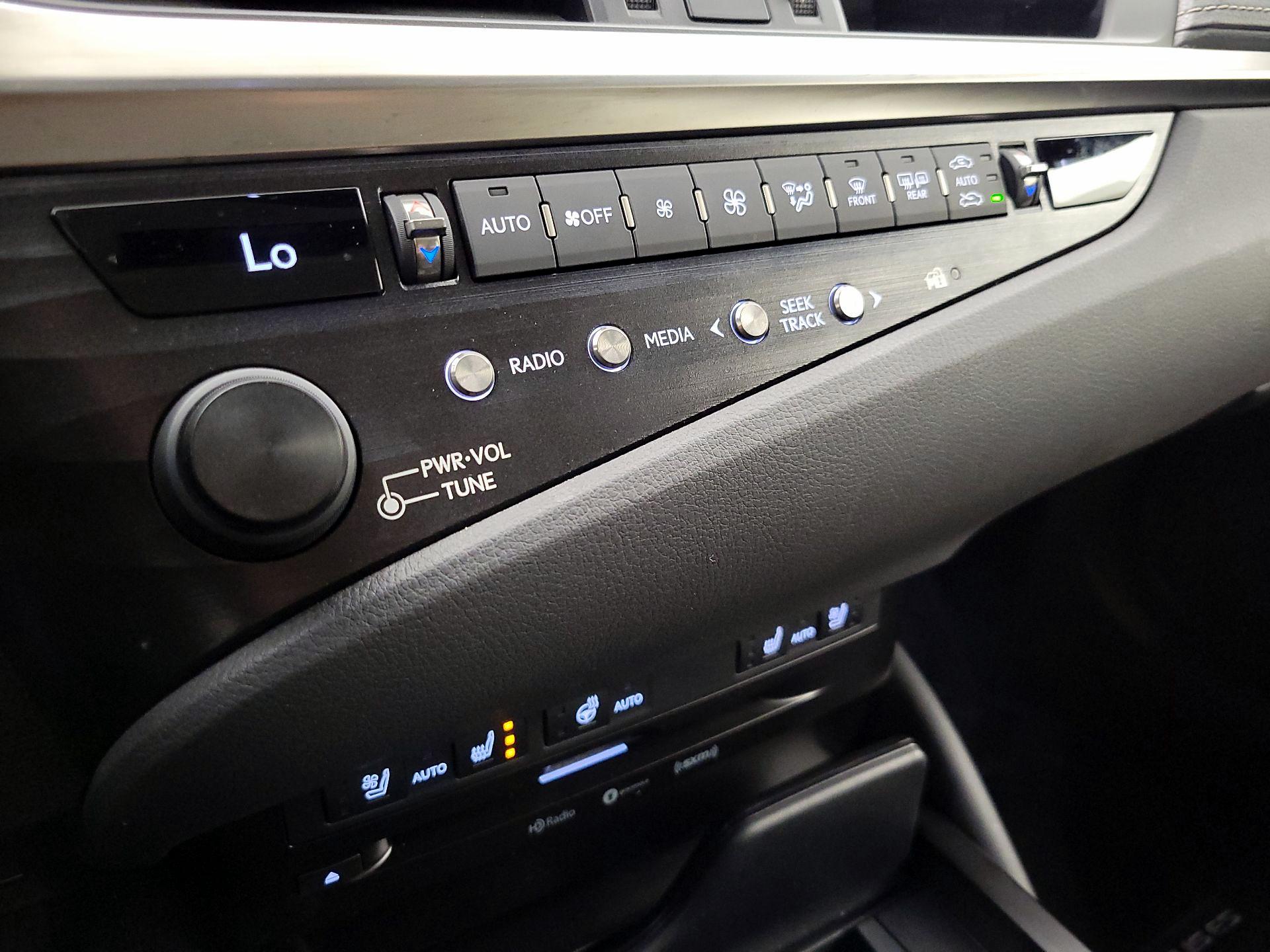 Thumbnail: 2019 Lexus ES - 17