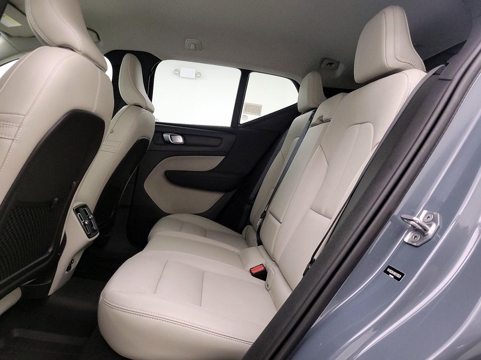 Thumbnail: 2021 Volvo XC40 - 20