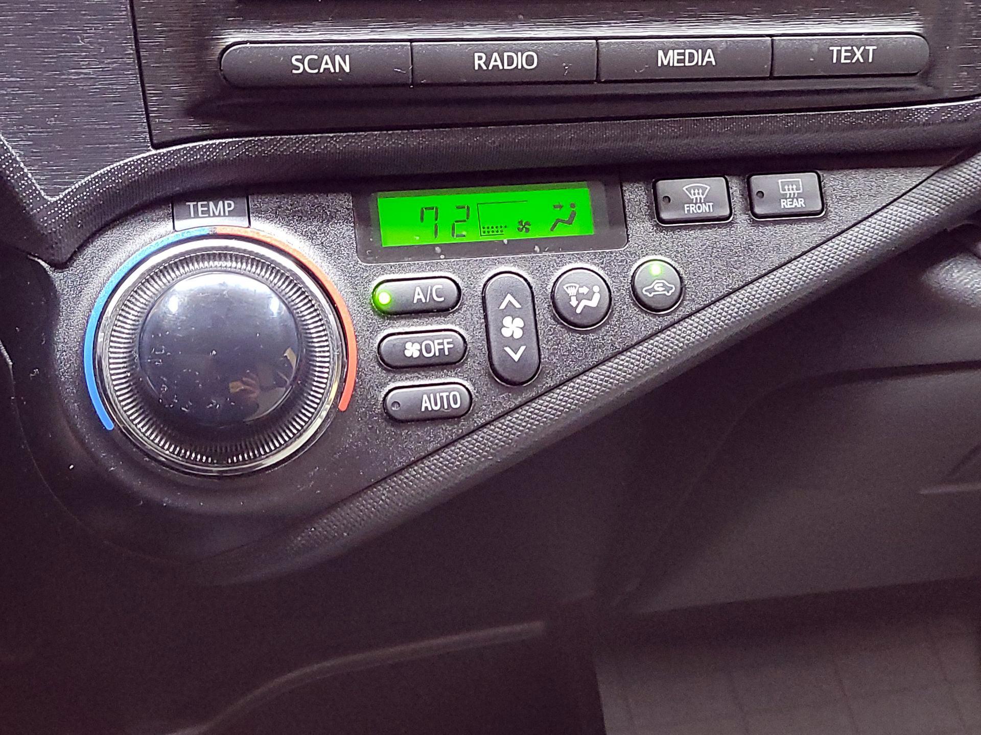 Thumbnail: 2014 Toyota Prius c - 15