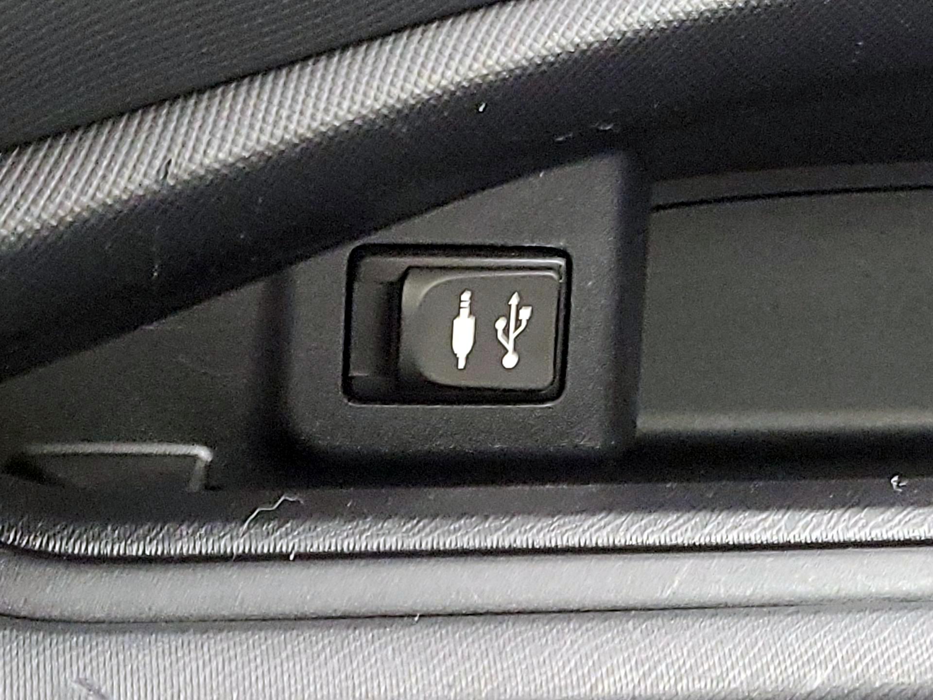 Thumbnail: 2014 Toyota Prius c - 17