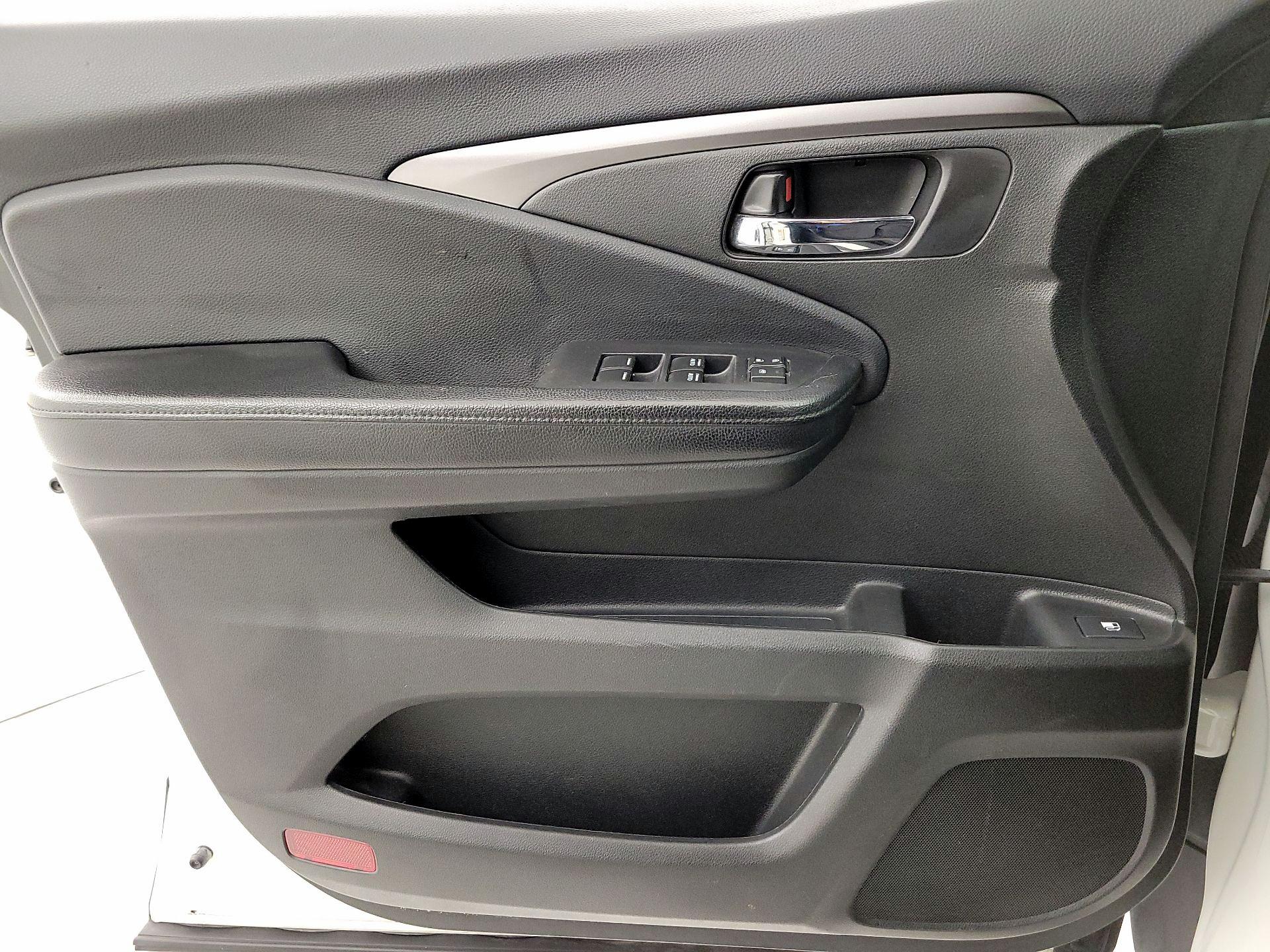 Thumbnail: 2018 Honda Pilot - 12