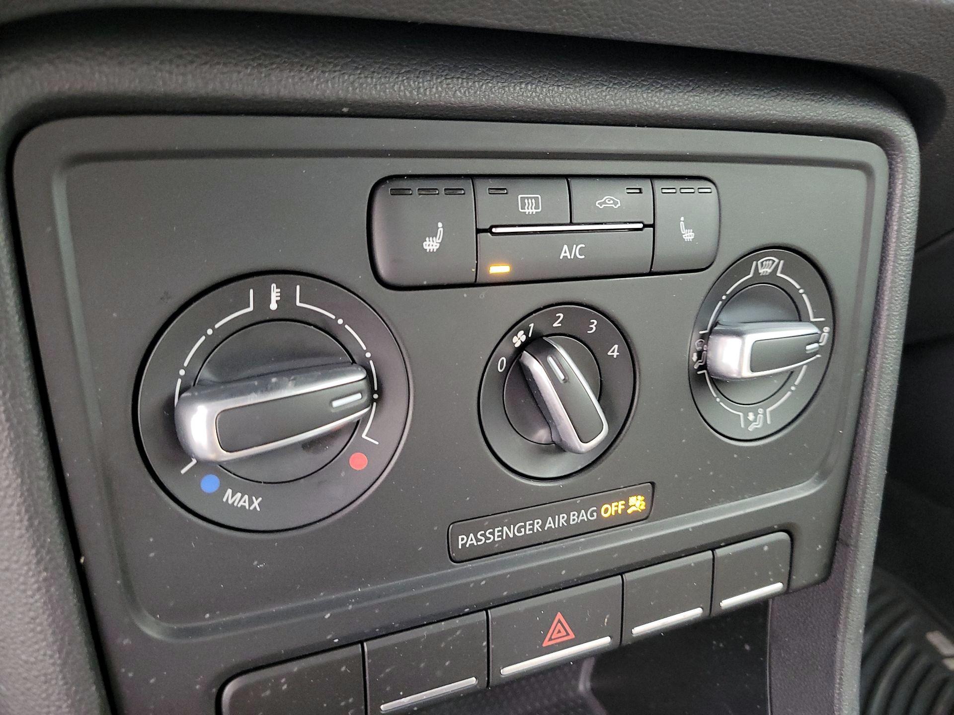 Thumbnail: 2017 Volkswagen Beetle - 16