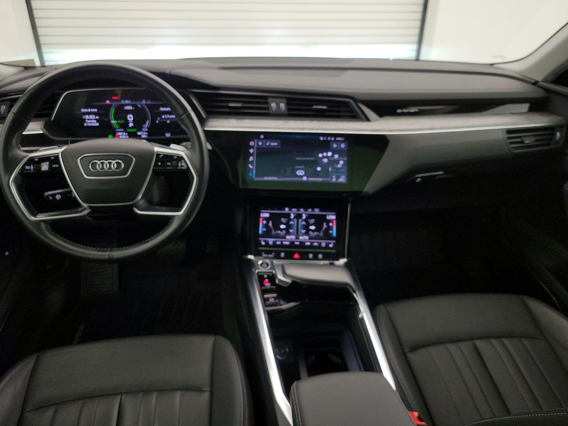 Thumbnail: 2021 Audi e-tron S - 9