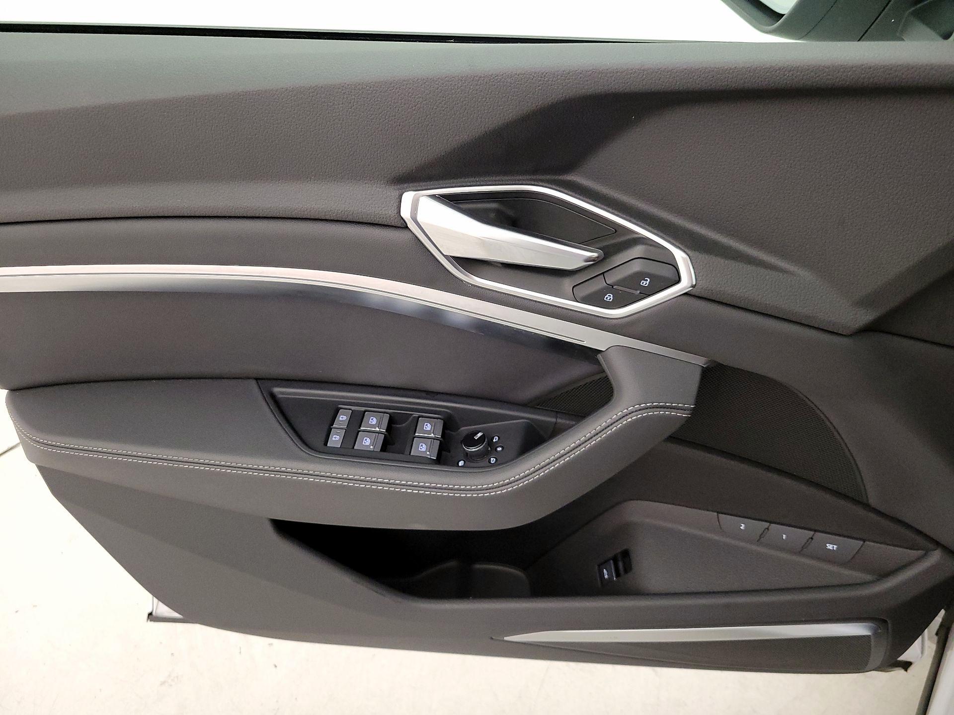 Thumbnail: 2021 Audi e-tron S - 12