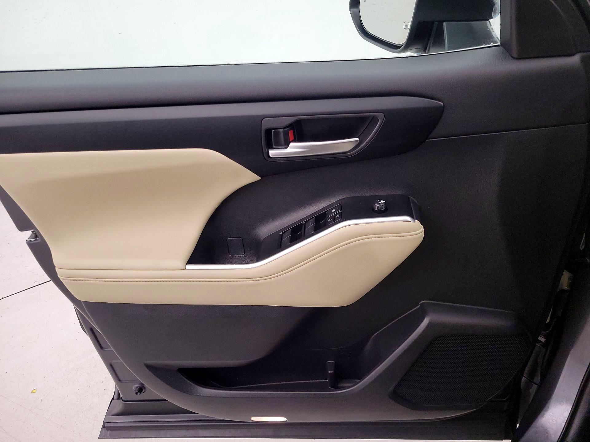 Thumbnail: 2025 Toyota Highlander - 12