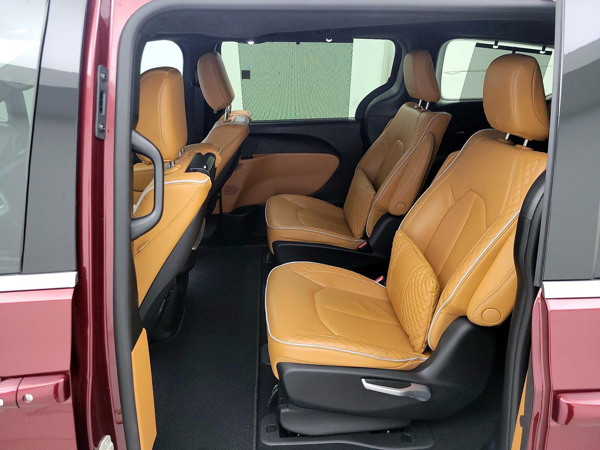 Thumbnail: 2022 Chrysler Pacifica - 20