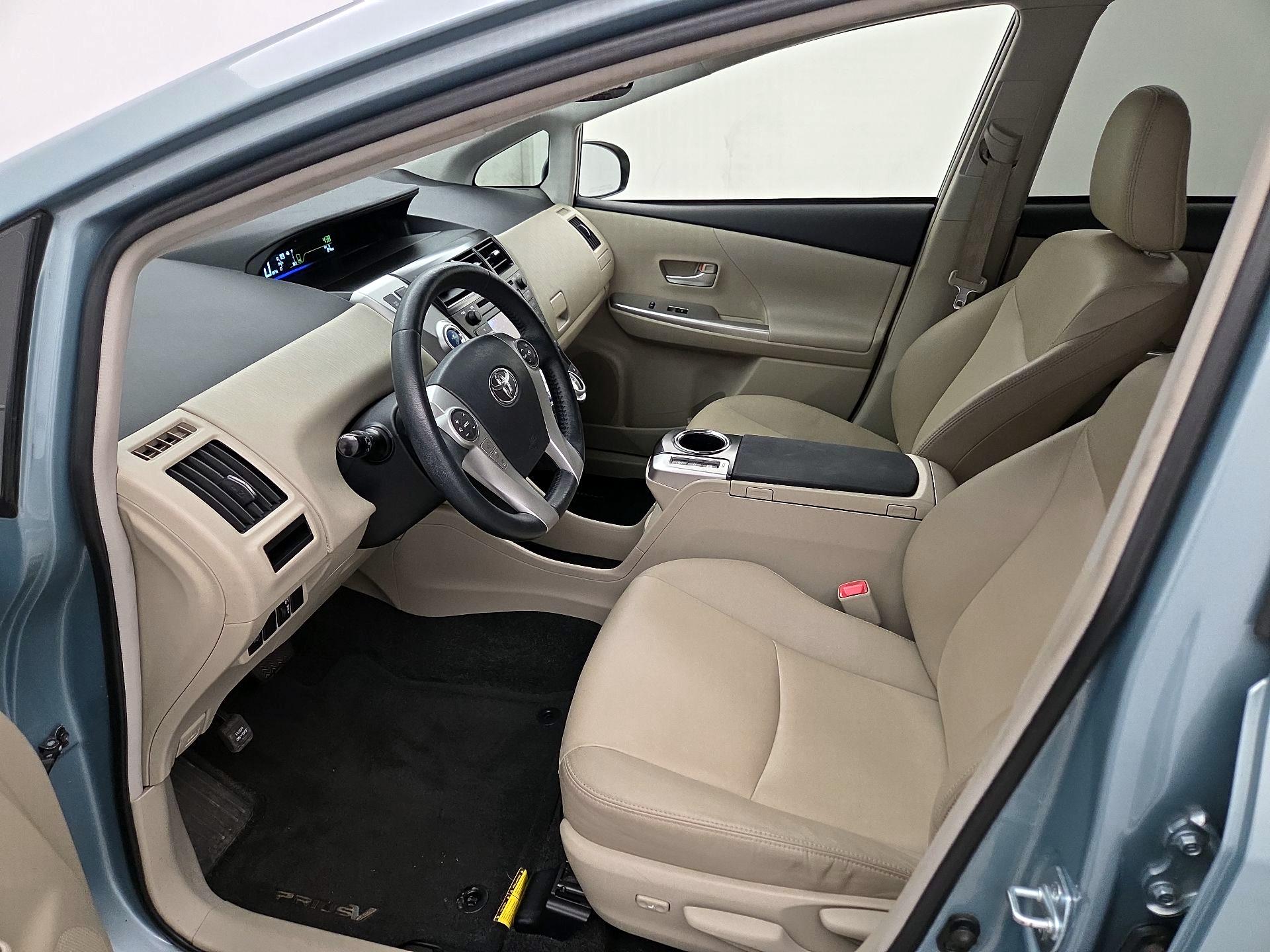 Thumbnail: 2014 Toyota Prius v - 11