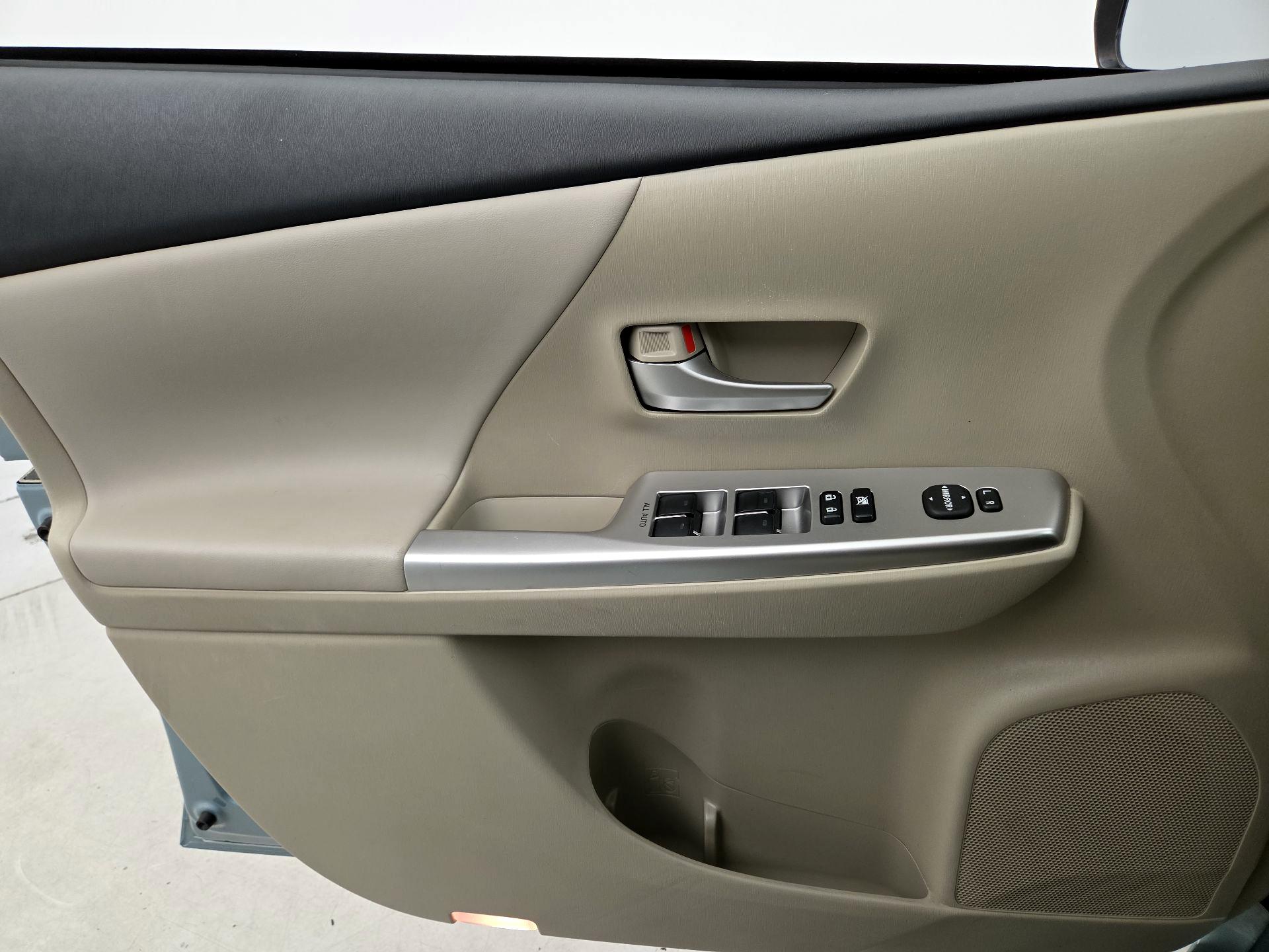 Thumbnail: 2014 Toyota Prius v - 12