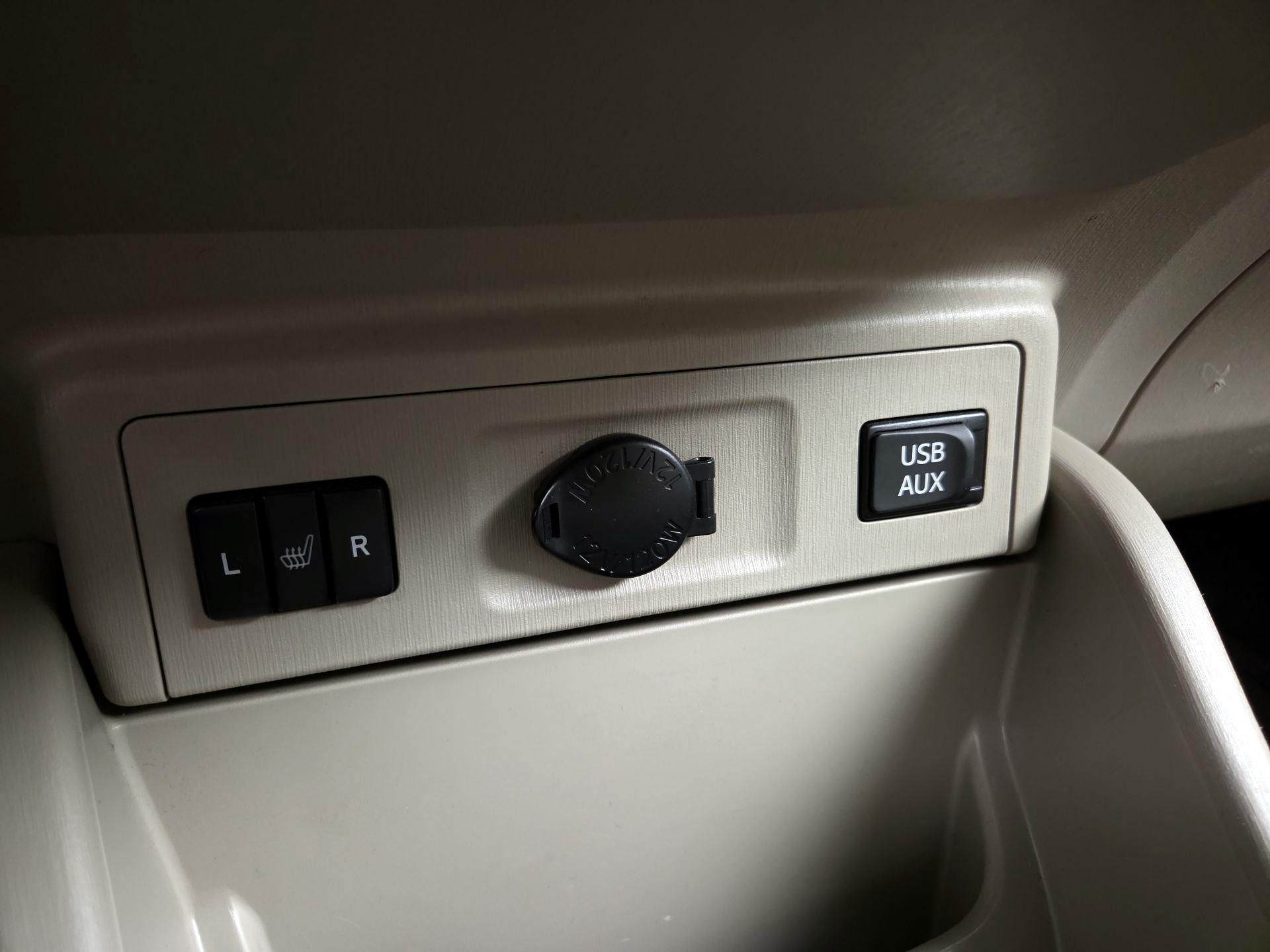 Thumbnail: 2014 Toyota Prius v - 18