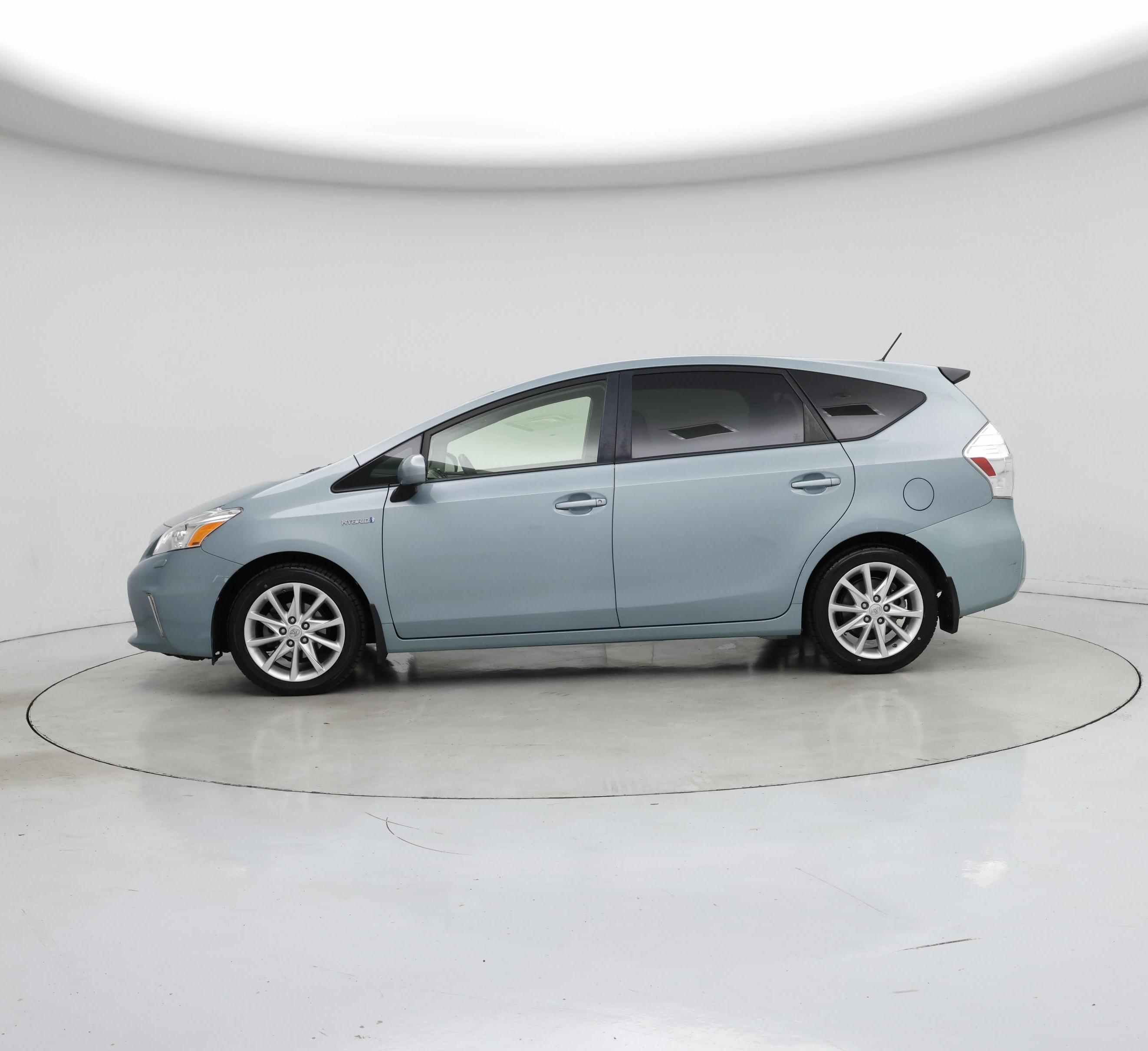 Thumbnail: 2014 Toyota Prius v - 3