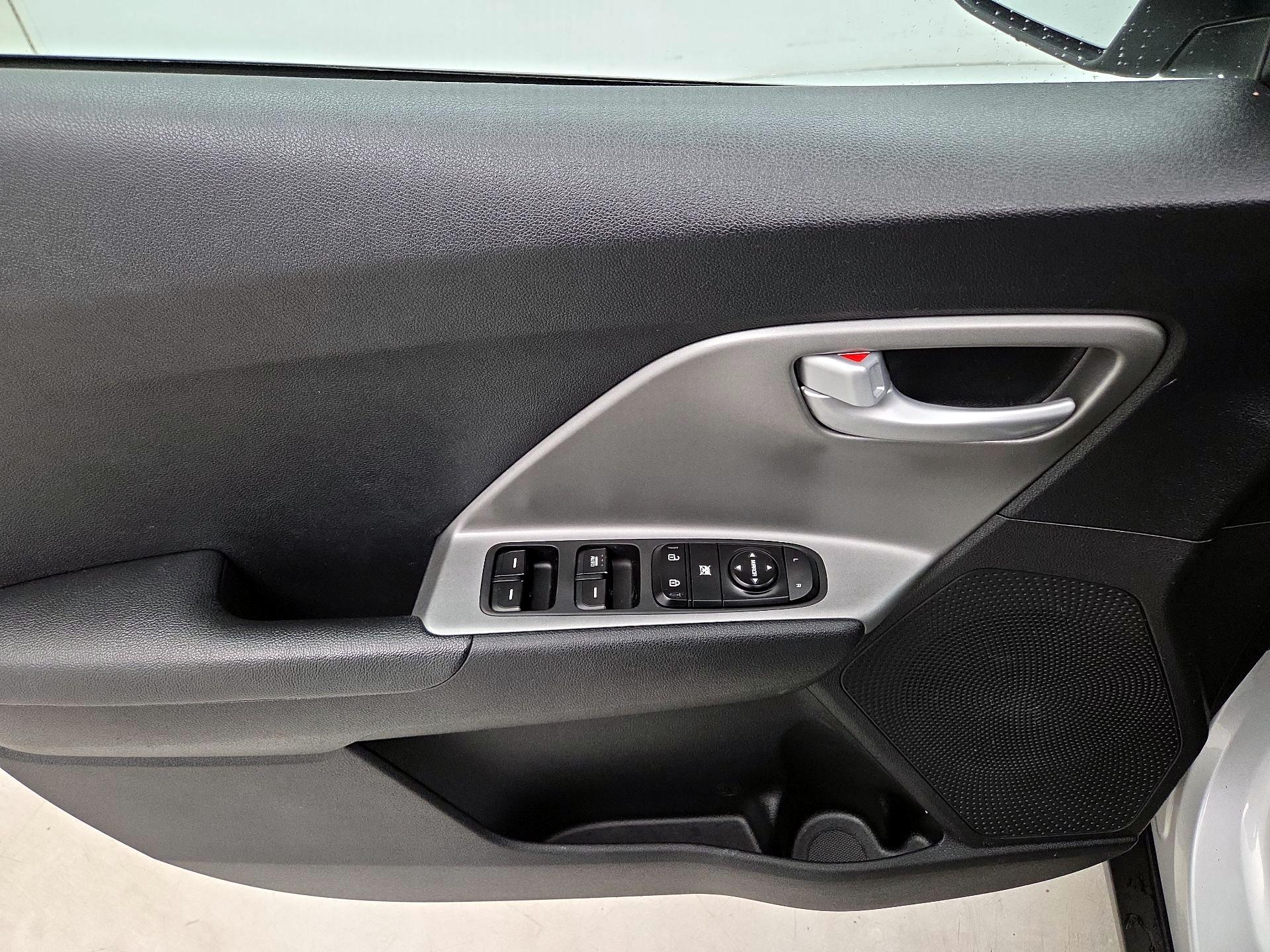 Thumbnail: 2017 Kia Niro - 12