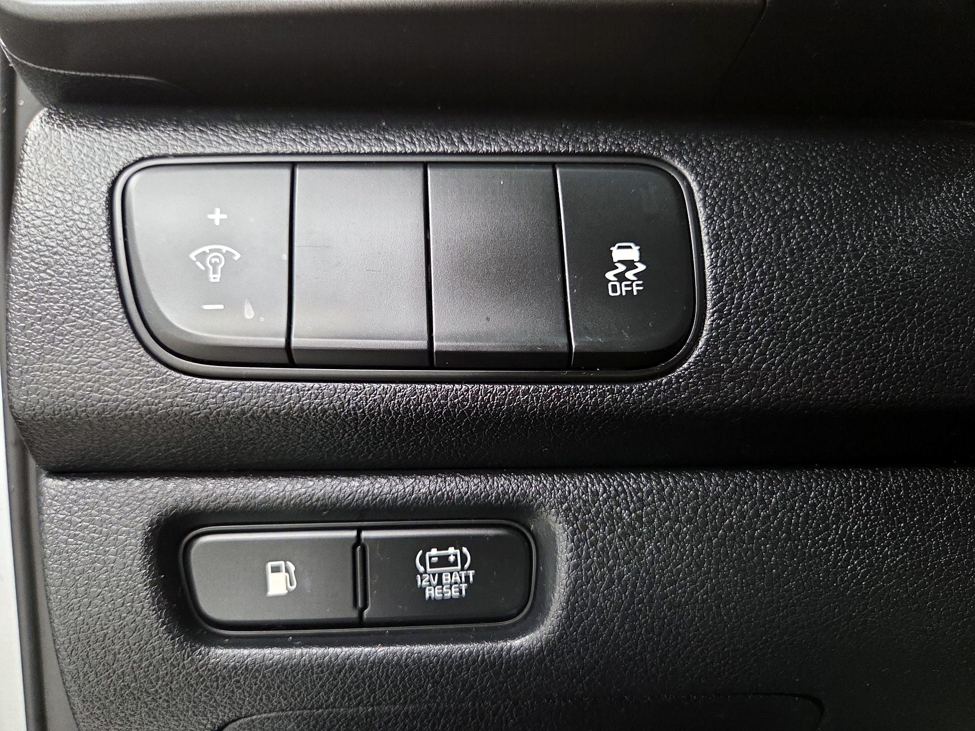 Thumbnail: 2017 Kia Niro - 13