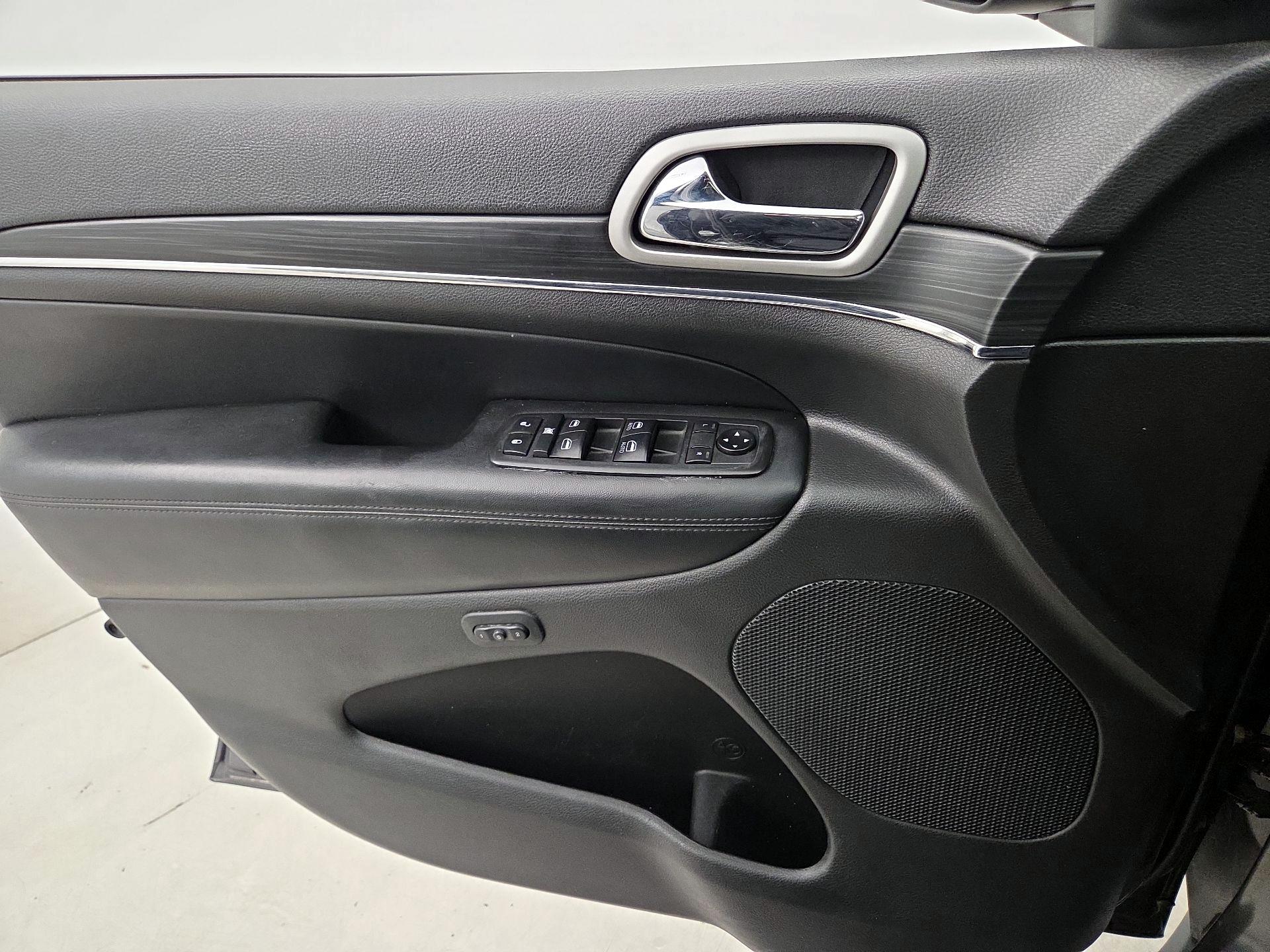 Thumbnail: 2020 Jeep Grand Cherokee - 12