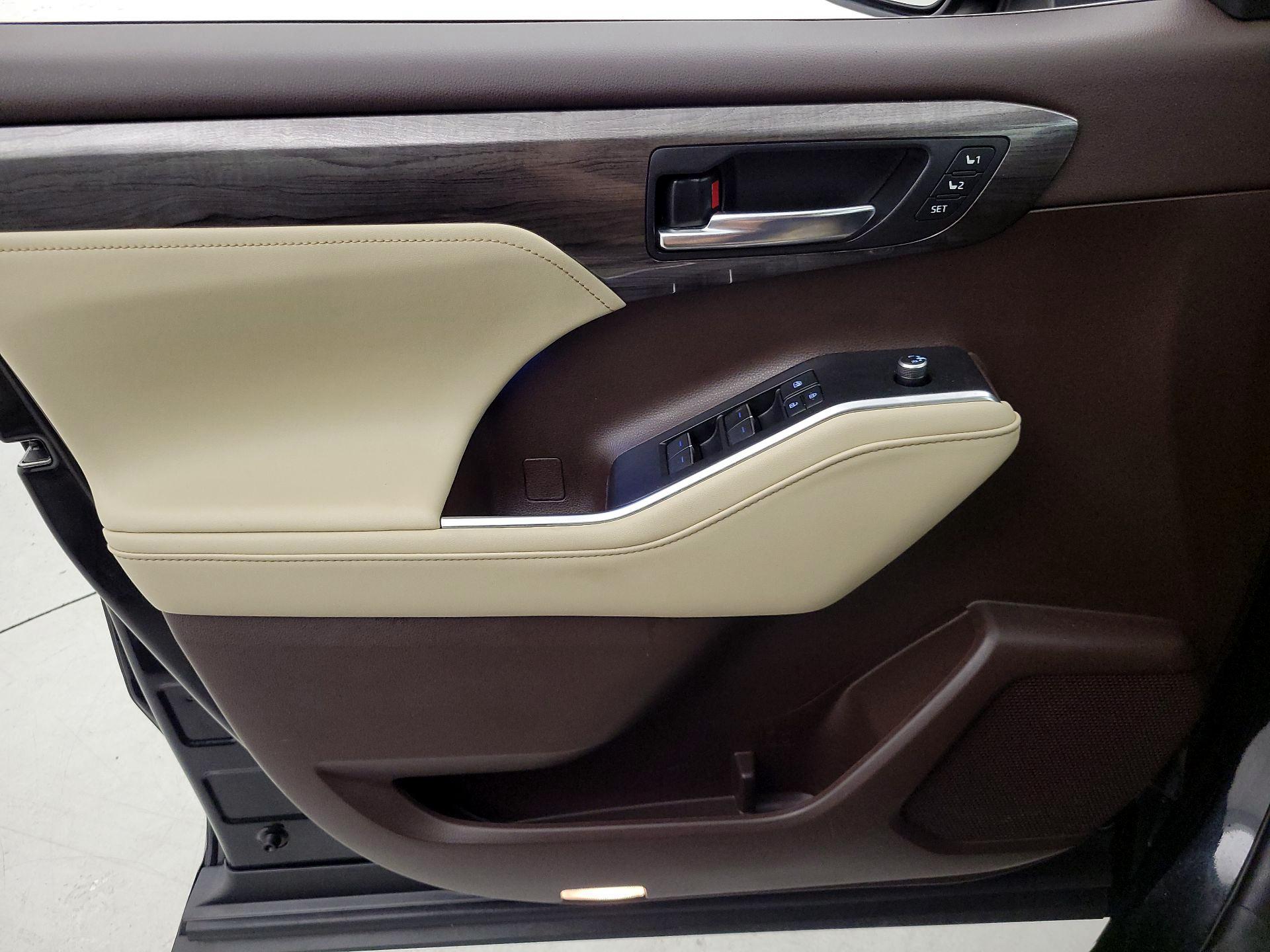 Thumbnail: 2021 Toyota Highlander - 12