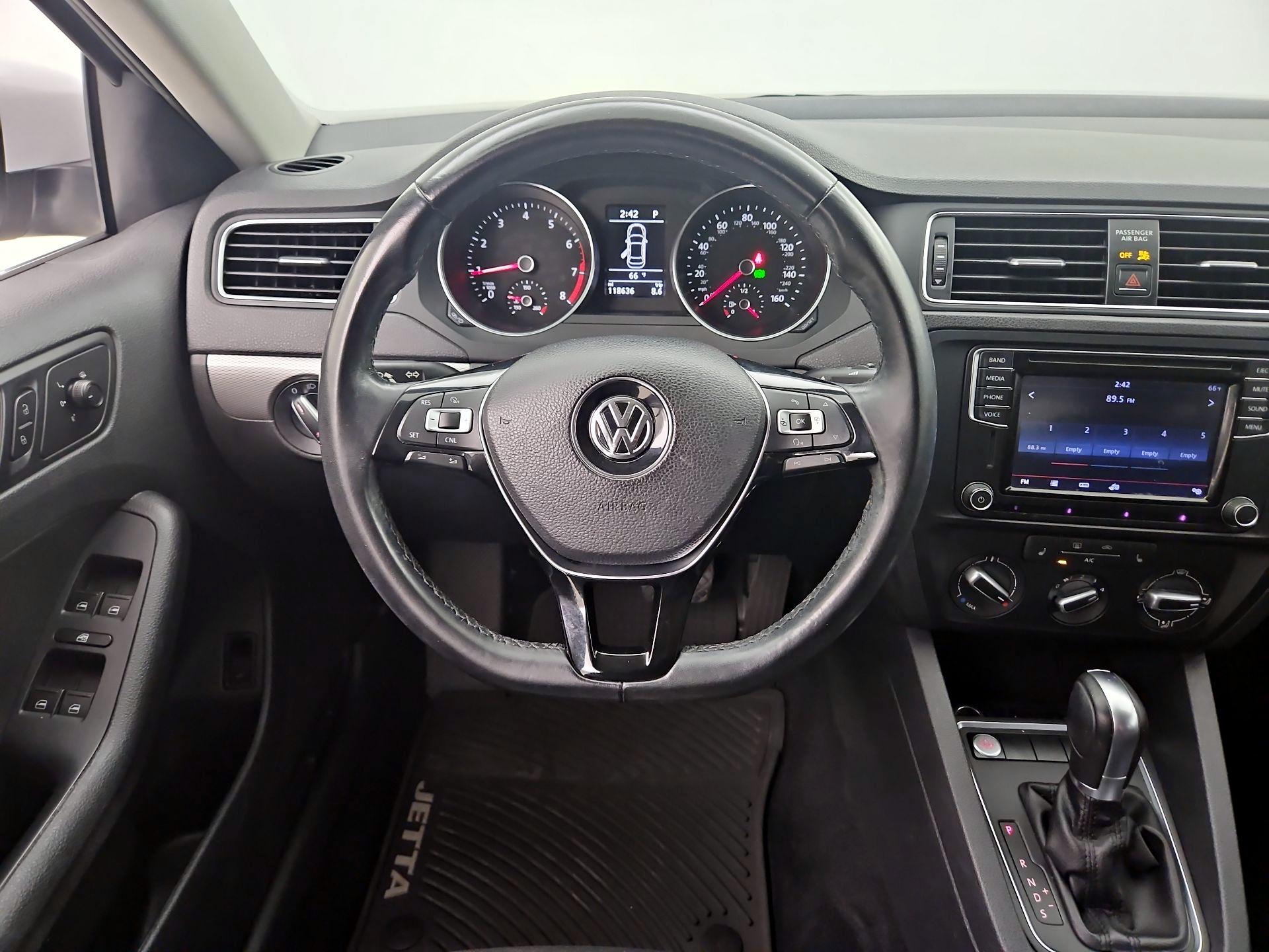 Thumbnail: 2017 Volkswagen Jetta - 10