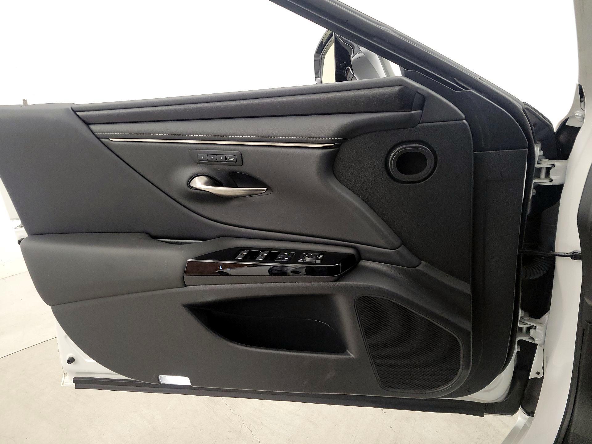 Thumbnail: 2022 Lexus ES - 12