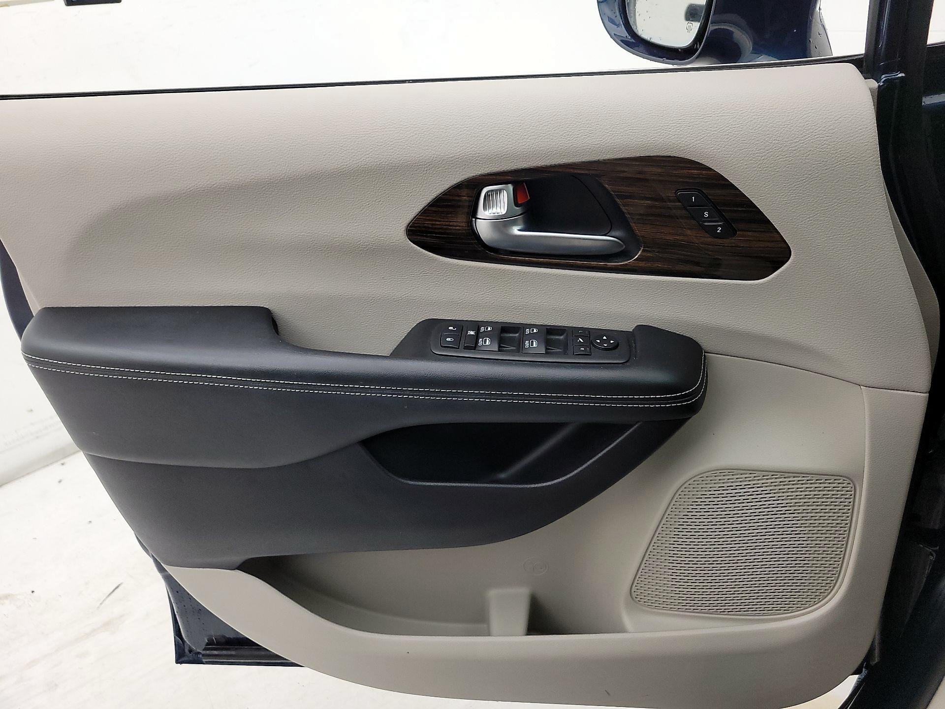 Thumbnail: 2021 Chrysler Pacifica - 12