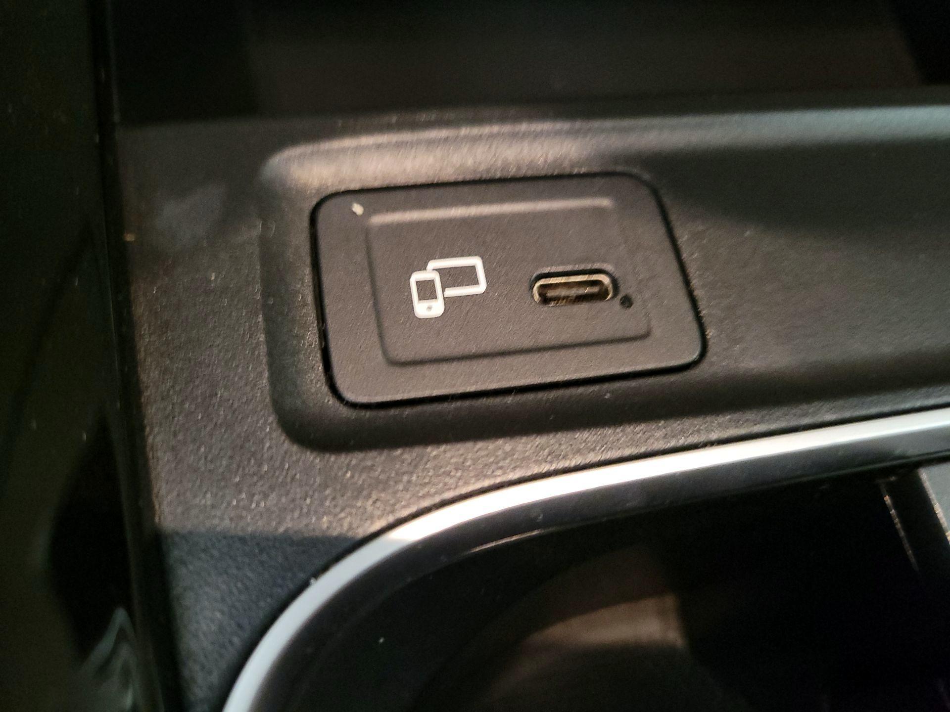 Thumbnail: 2020 Mercedes-Benz GLB - 18