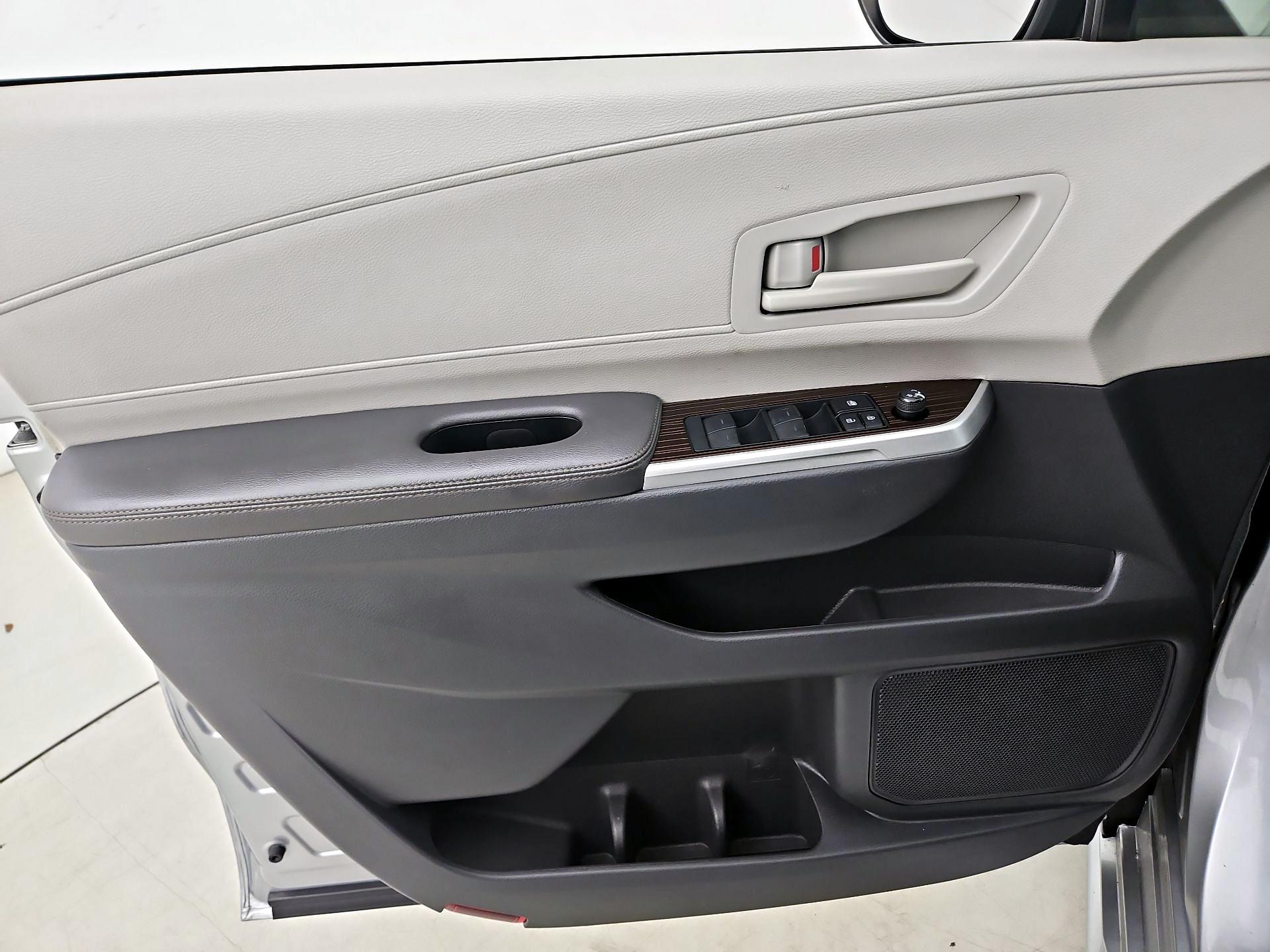 Thumbnail: 2021 Toyota Sienna - 12