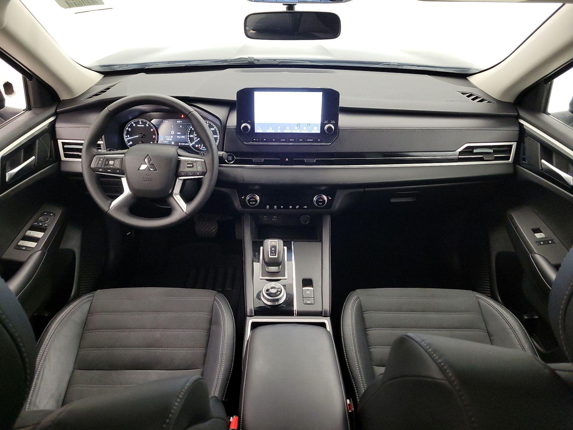 Thumbnail: 2023 Mitsubishi Outlander - 9