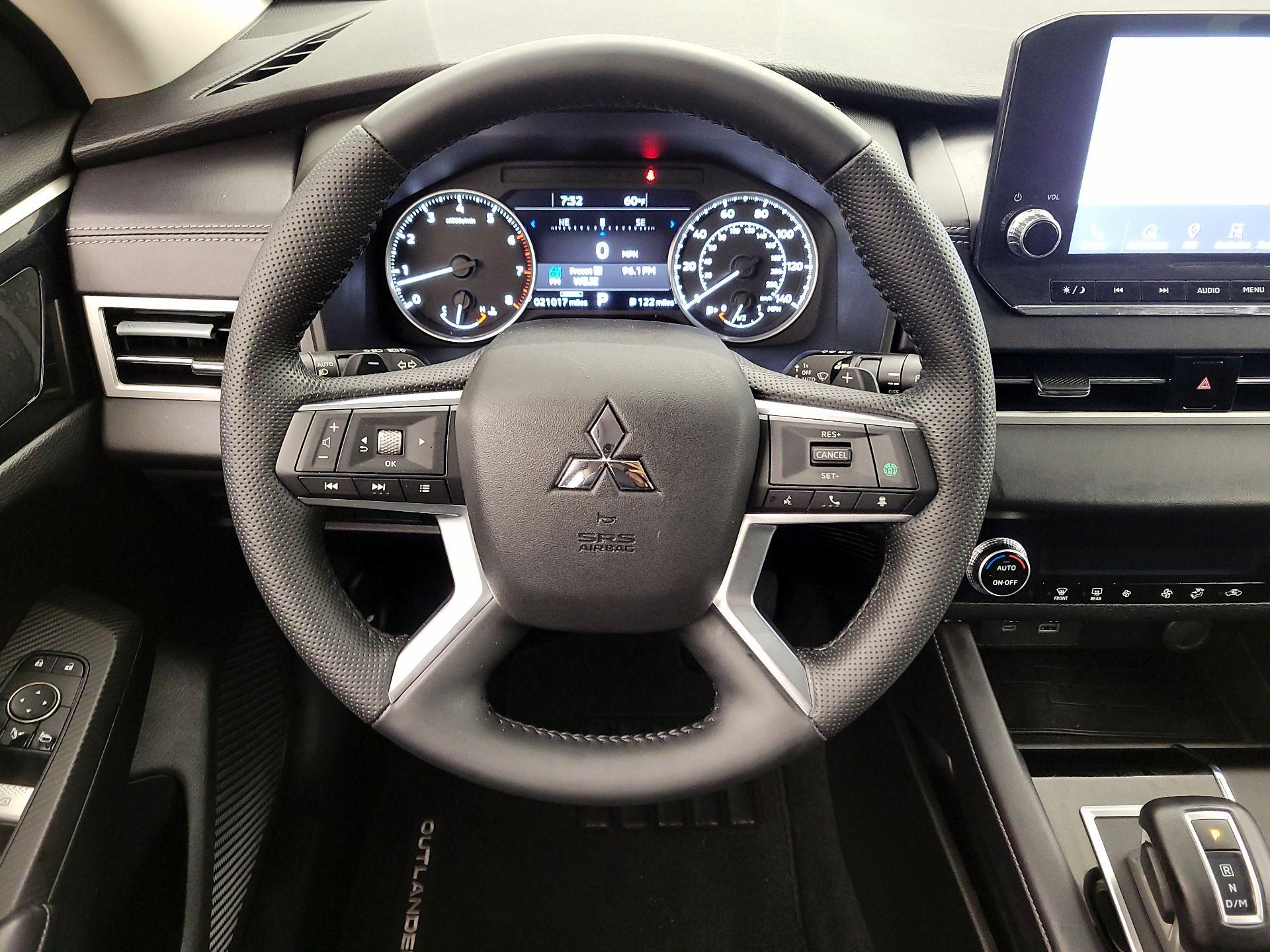 Thumbnail: 2023 Mitsubishi Outlander - 10